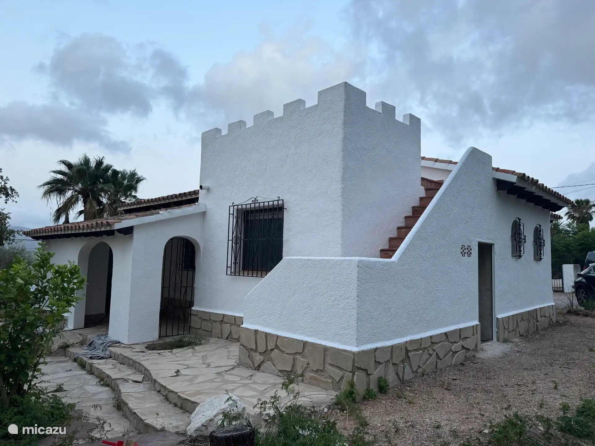 De zijkant en achterkant: met terras (met buitenkeuken), dakterras en de kleine Naya. 