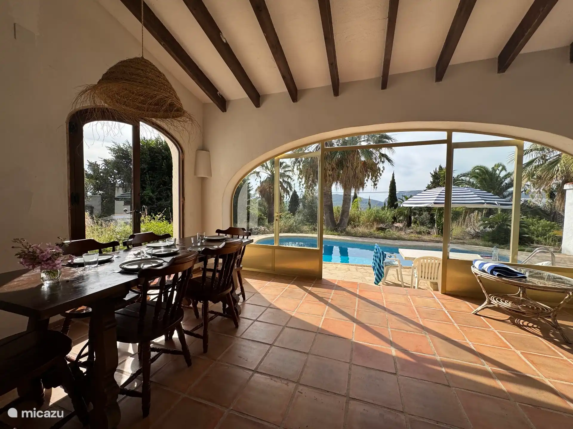 De grote Naya (overdekt terras) op het Zuiden. Heerlijke tuinkamer/serre. 