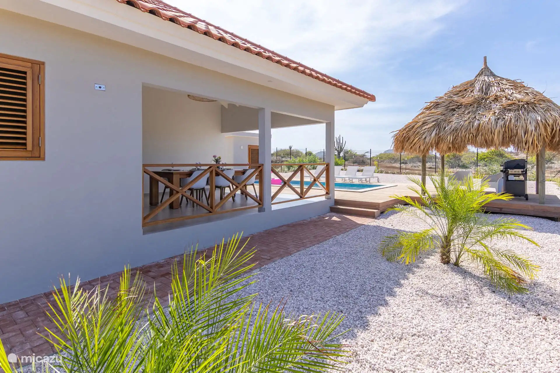 Vista desde el jardín en el porche