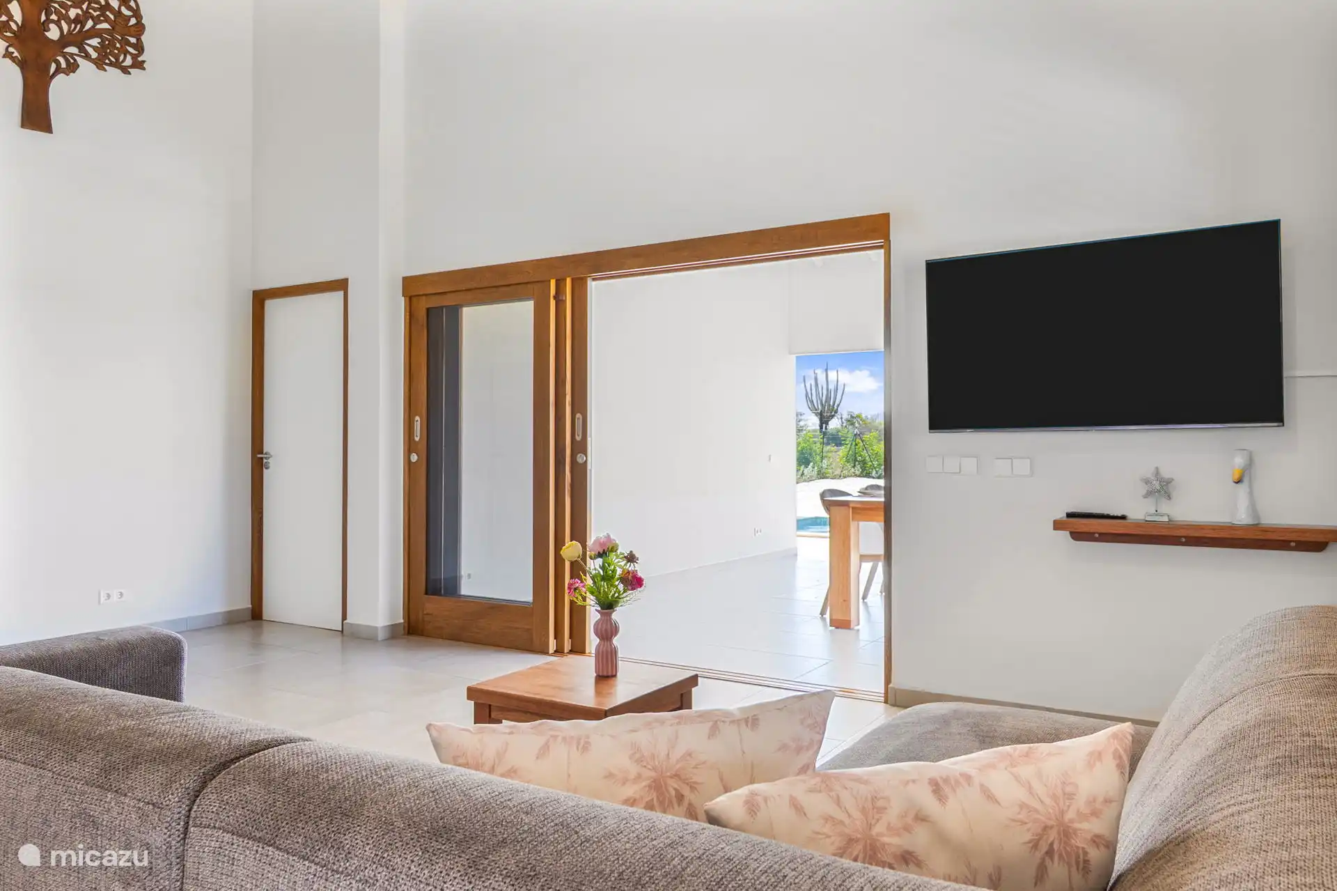 Salón con puertas correderas al porche