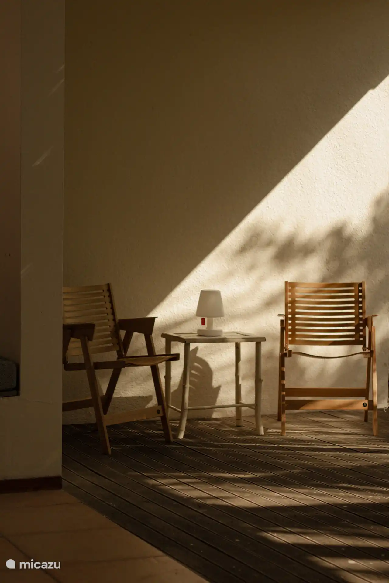 La villa está amueblada con una mezcla de materiales y accesorios. 