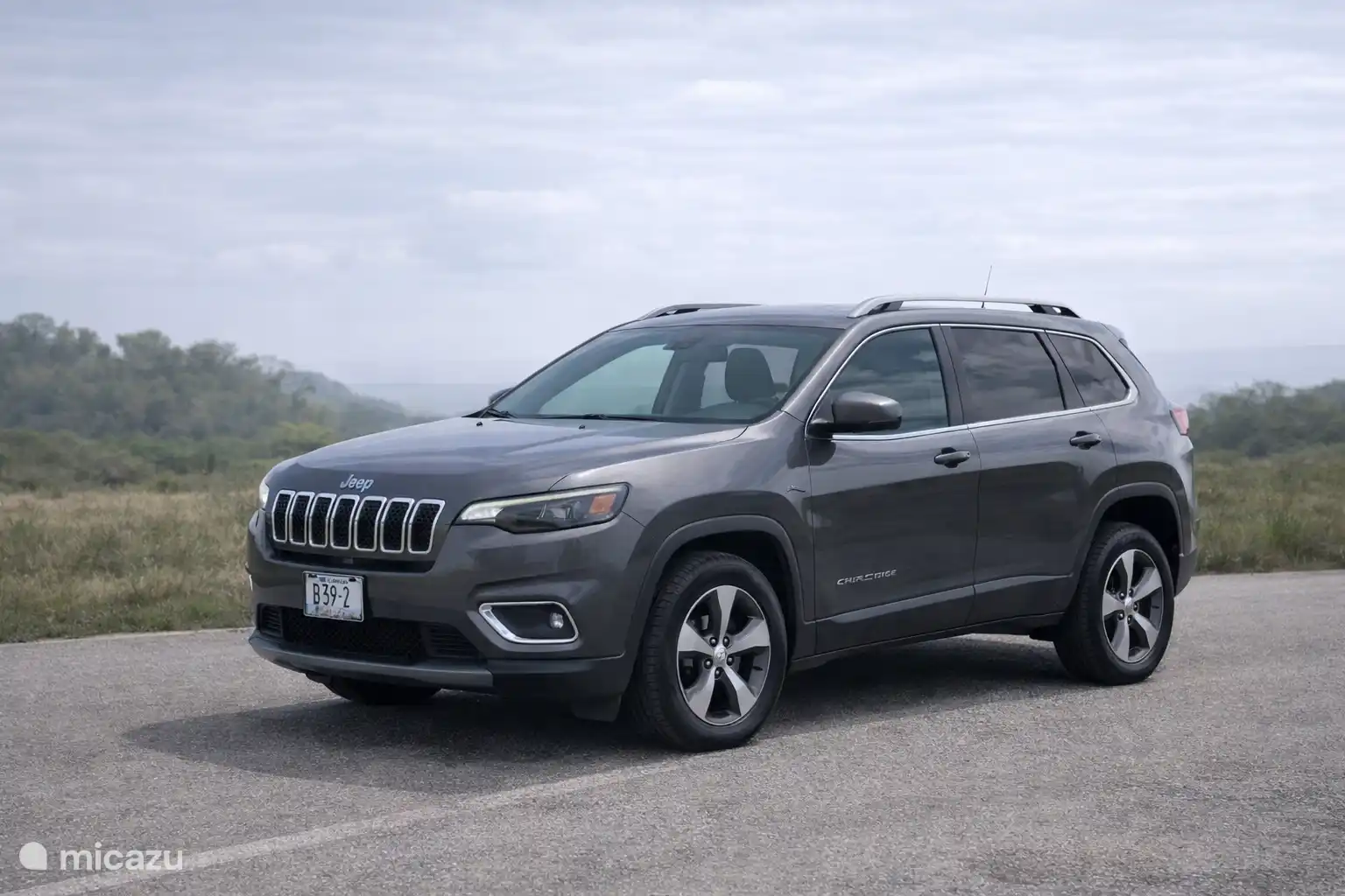 También alquilamos varios coches nuevos y fiables. Este Jeep se puede alquilar por 75 USD al día, posiblemente con sillas infantiles. ¡Pregunta por las posibilidades! 