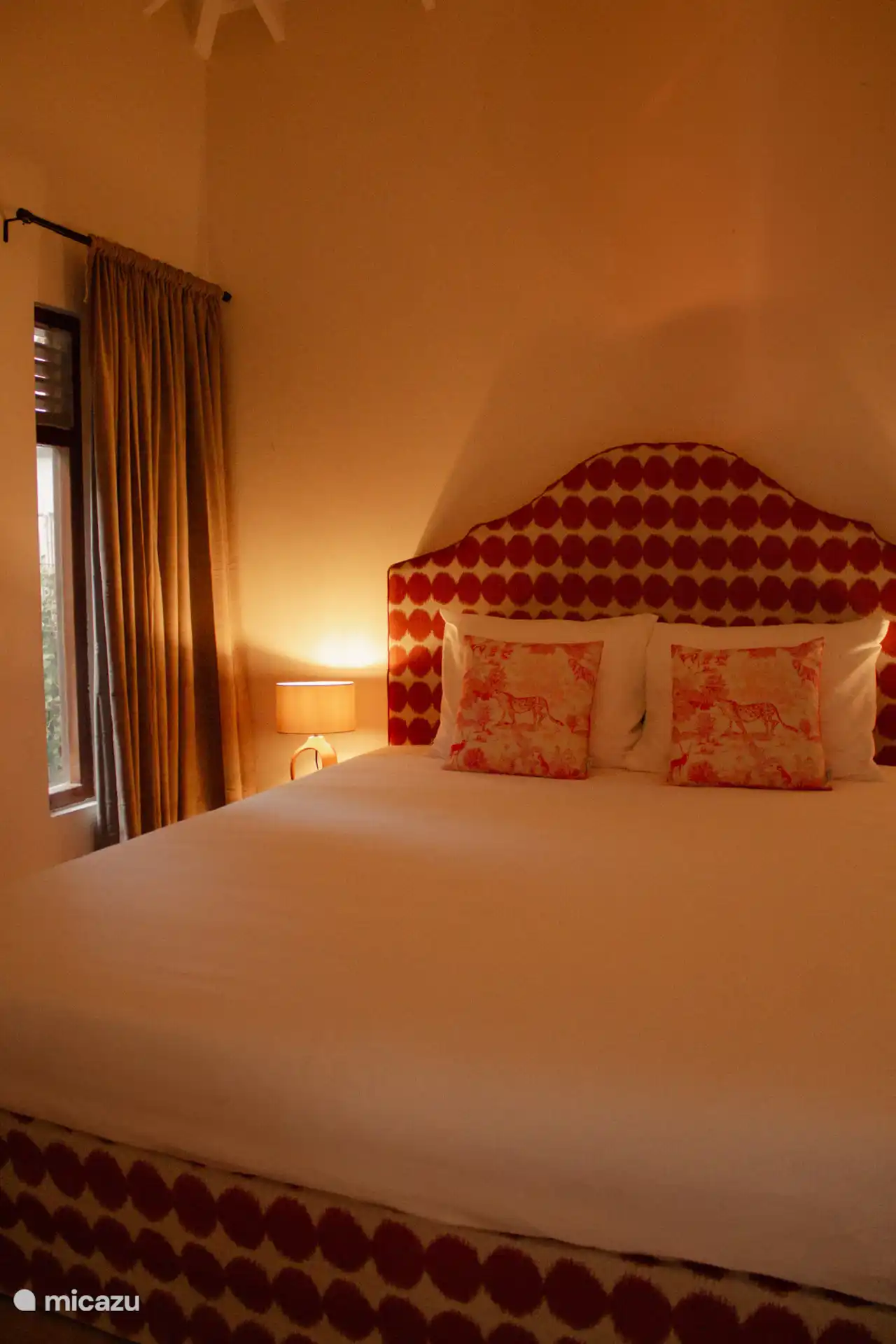 ¡La habitación roja, como la llamamos, con una cama especialmente diseñada!