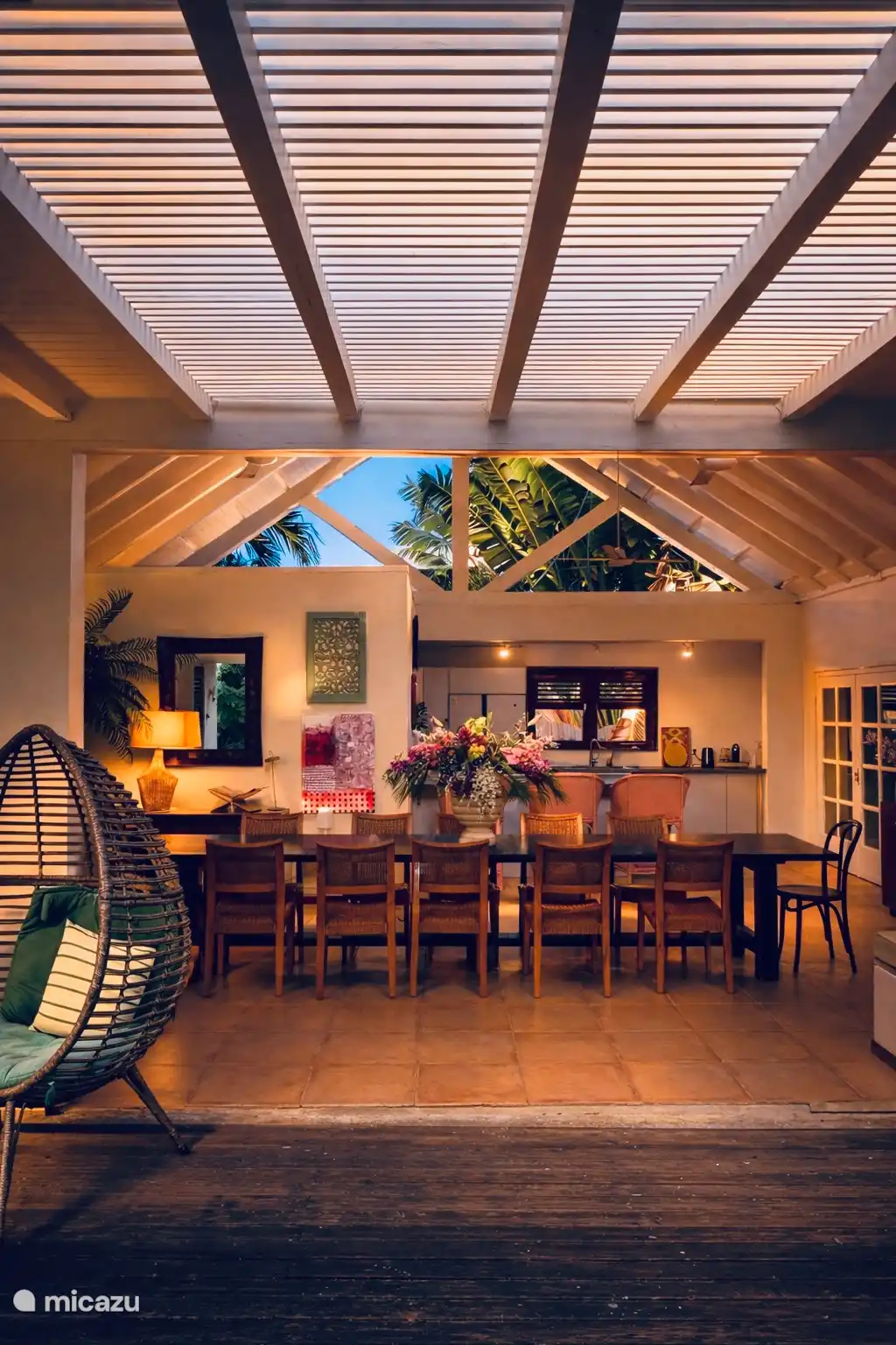 Cocina totalmente equipada para largas cenas en la mesa más larga