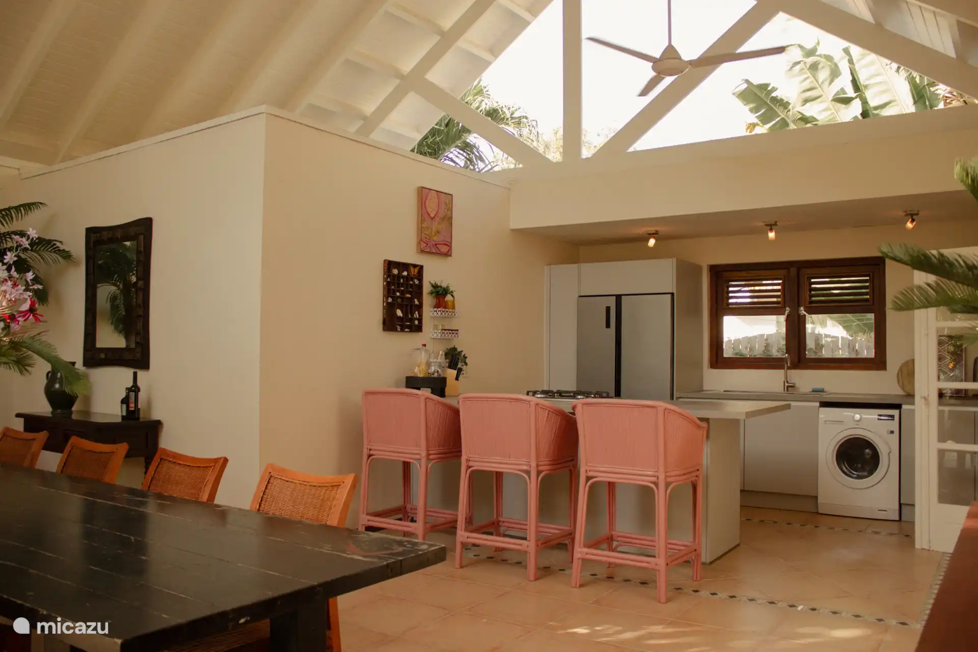 La cocina tiene una isla para cocinar, perfecta para tomar café o beber.