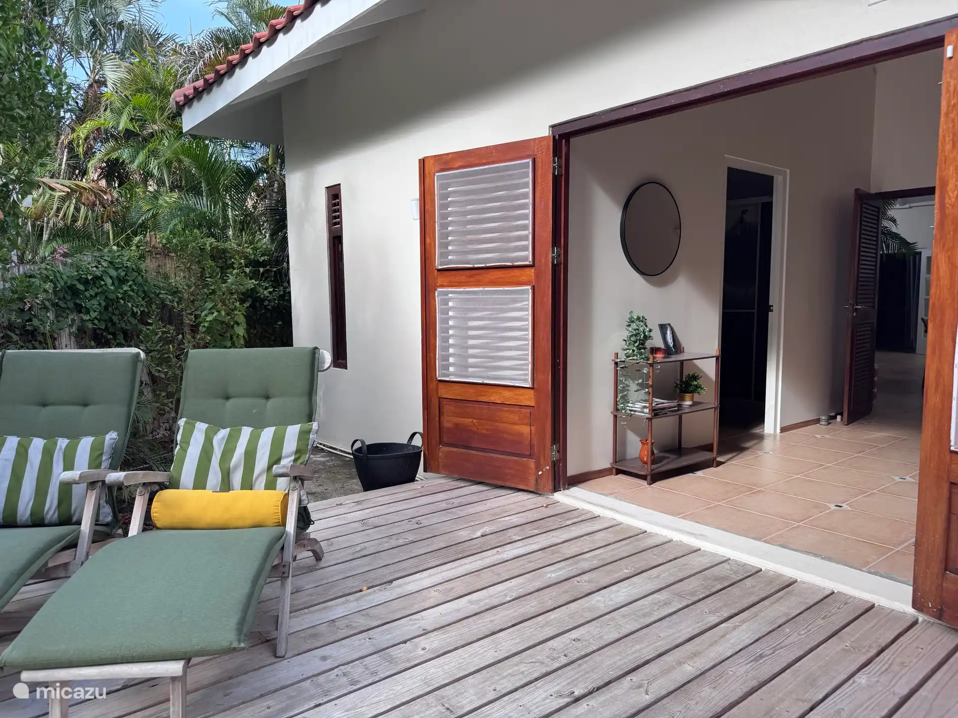 Una brisa maravillosa sopla por toda la casa. Es una auténtica casa tropical, con contraventanas y perfectamente construida al viento. 