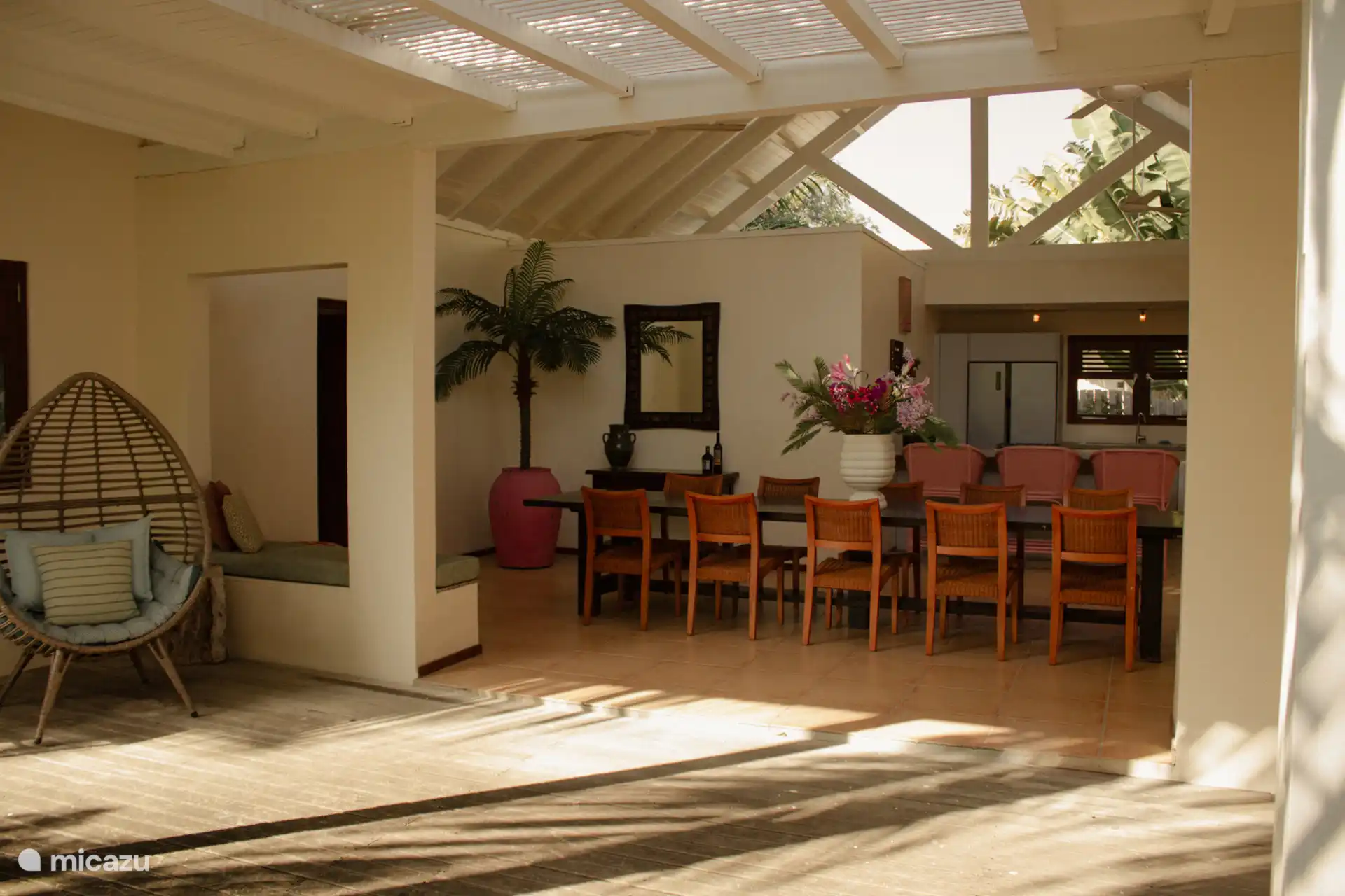 La cocina con los típicos techos altos y vistas a la vegetación. 