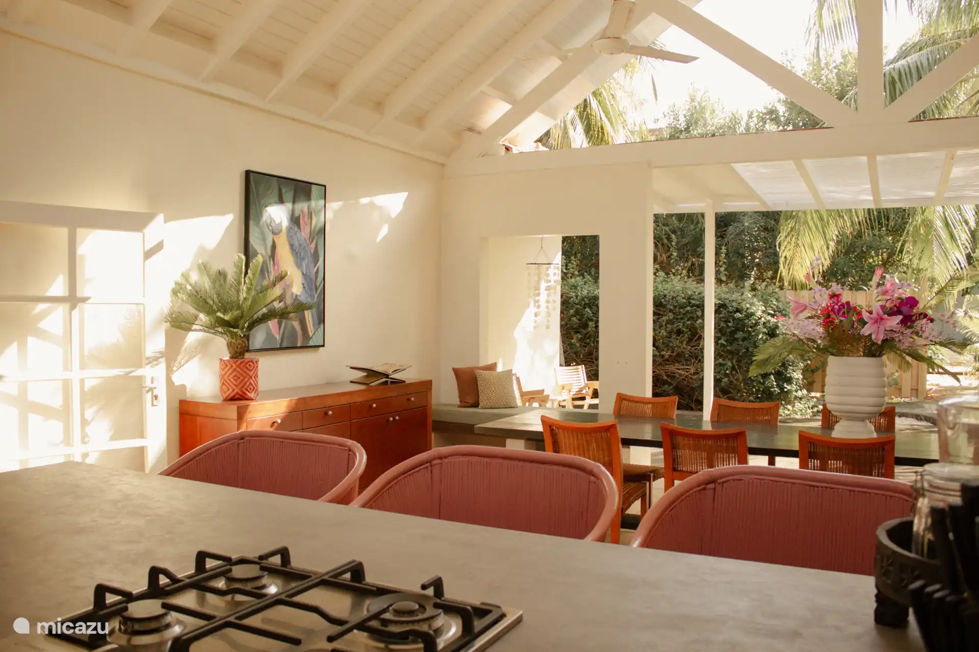 Vista desde la cocina. La volla está fantásticamente oculta entre la vegetación. 