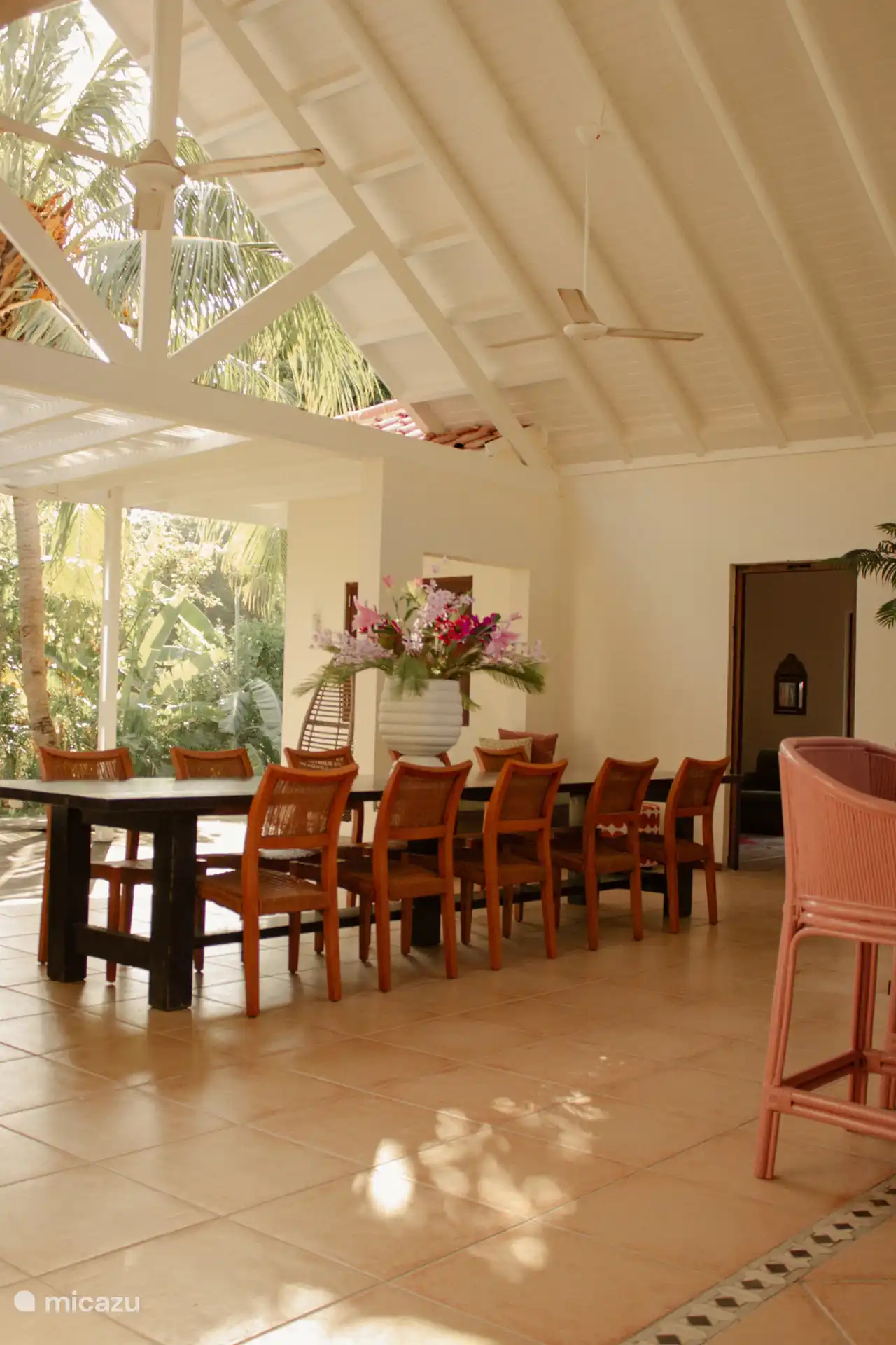 Desde la cocina puedes mirar directamente las palmeras.