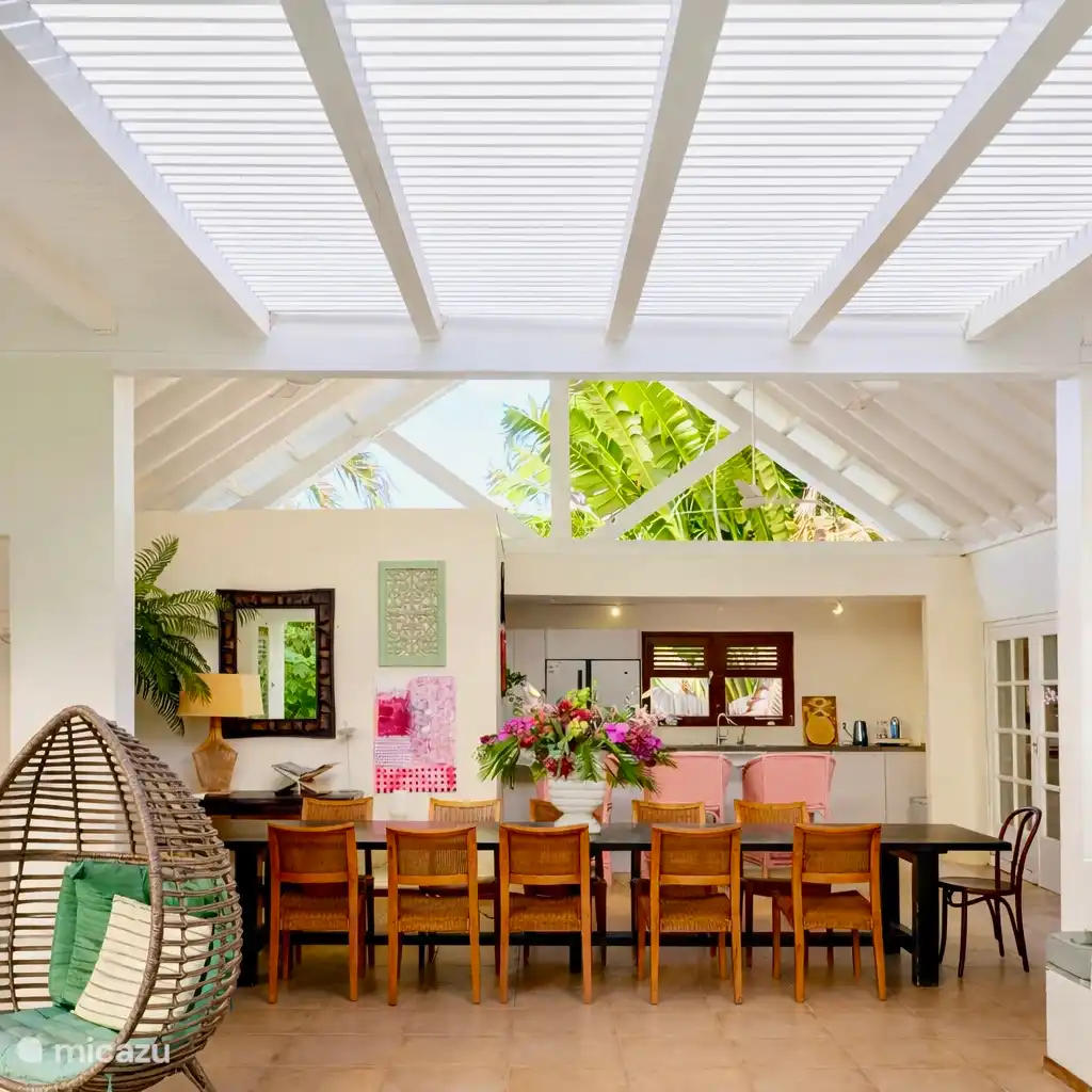 Cocina abierta con una mesa de comedor grande y encantadora.