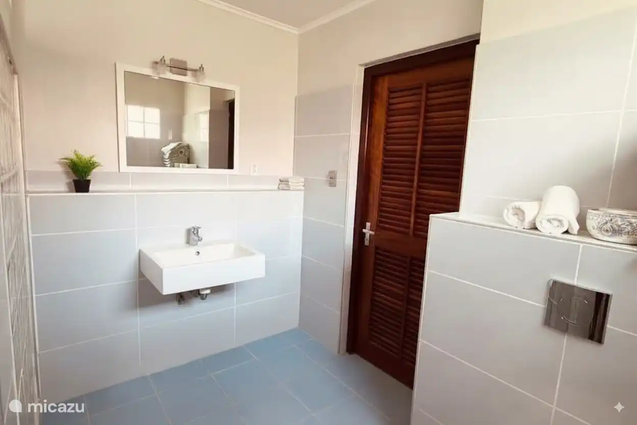 Cerca del baño en suite.