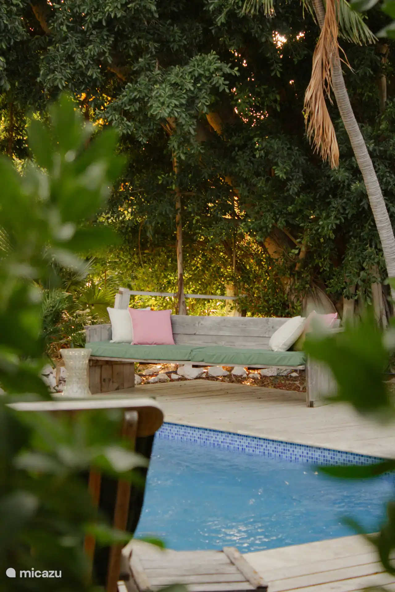 El jardín cuenta con muchas zonas para sentarse.