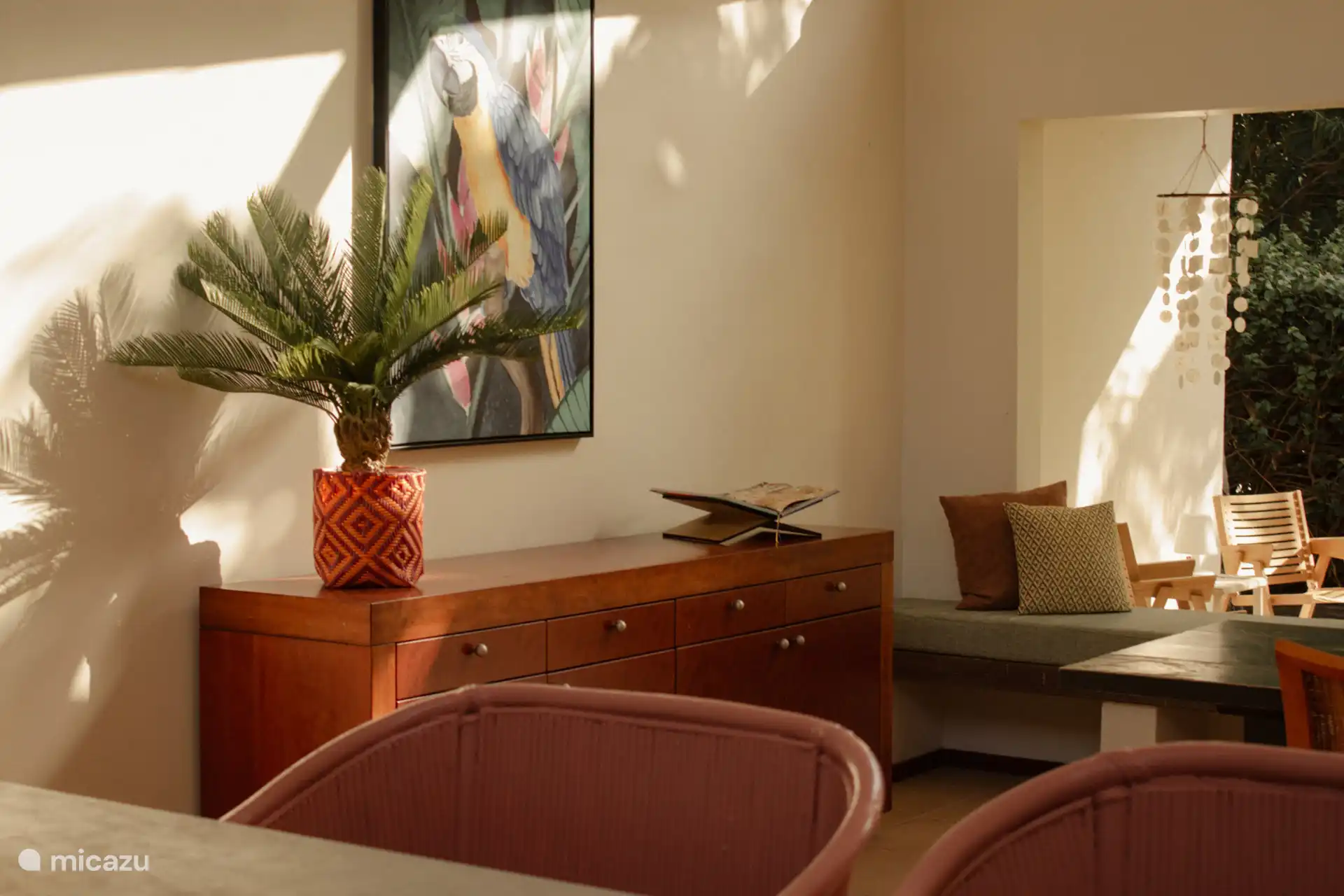 La casa se siente muy tropical, lo cual se debe en parte a todos los elementos tropicales como esta palmera en la habitación. 