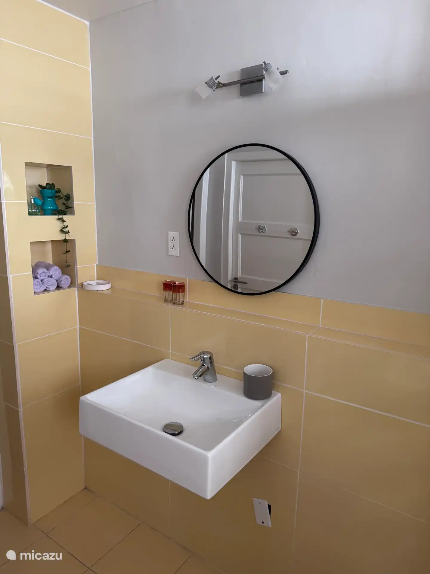 Primer plano del amplio baño con un aire retro.