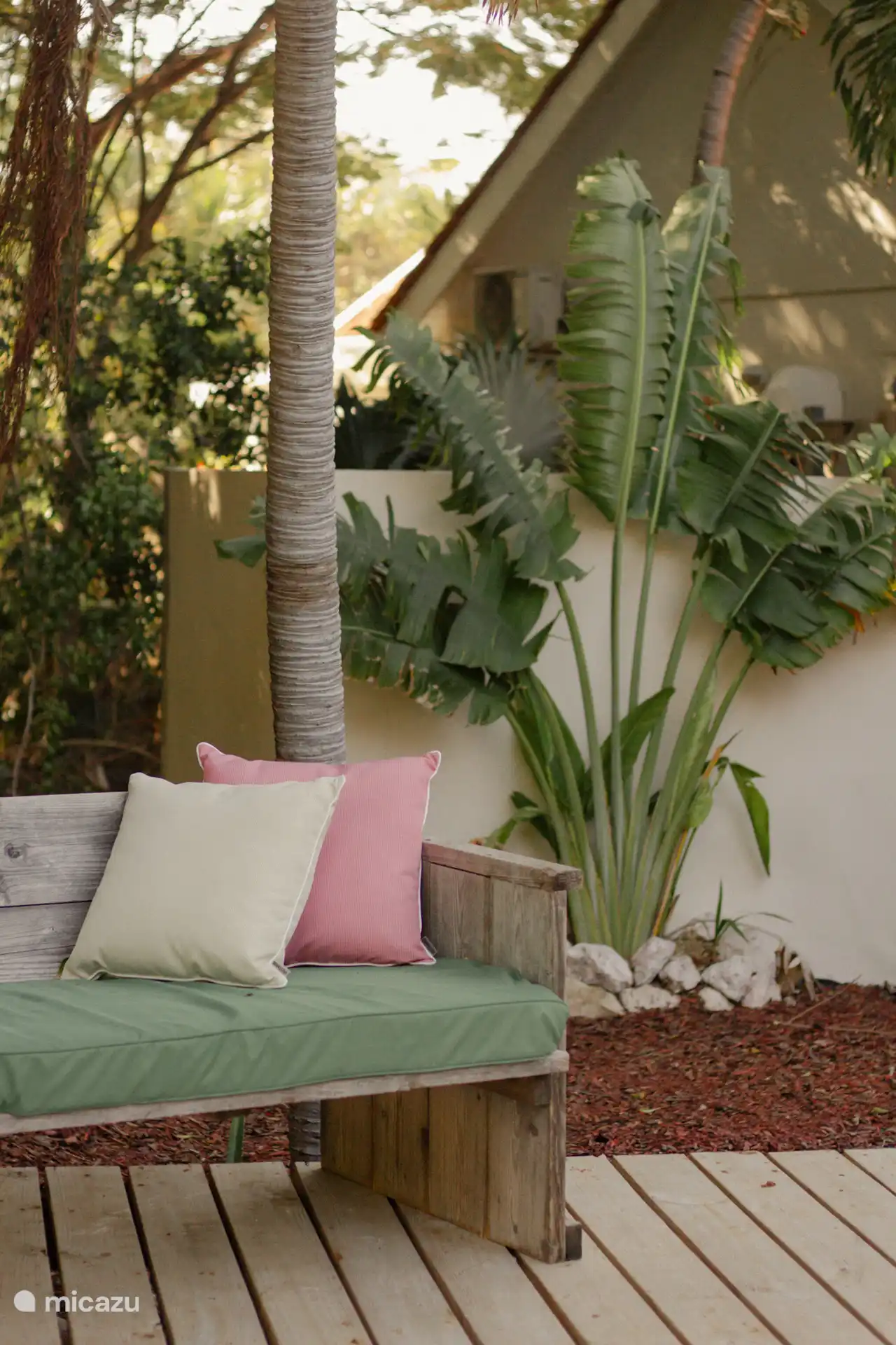 Primer plano del jardín, con una de las muchas zonas de descanso. 