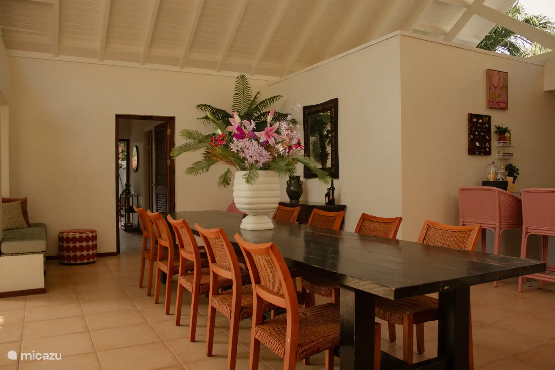 La casa ha sido decorada por una estilista fantástica, ¡lo que la hace sentir muy hogareña y tropical! Un verdadero oasis de paz, con espacio suficiente para grandes grupos o familias.