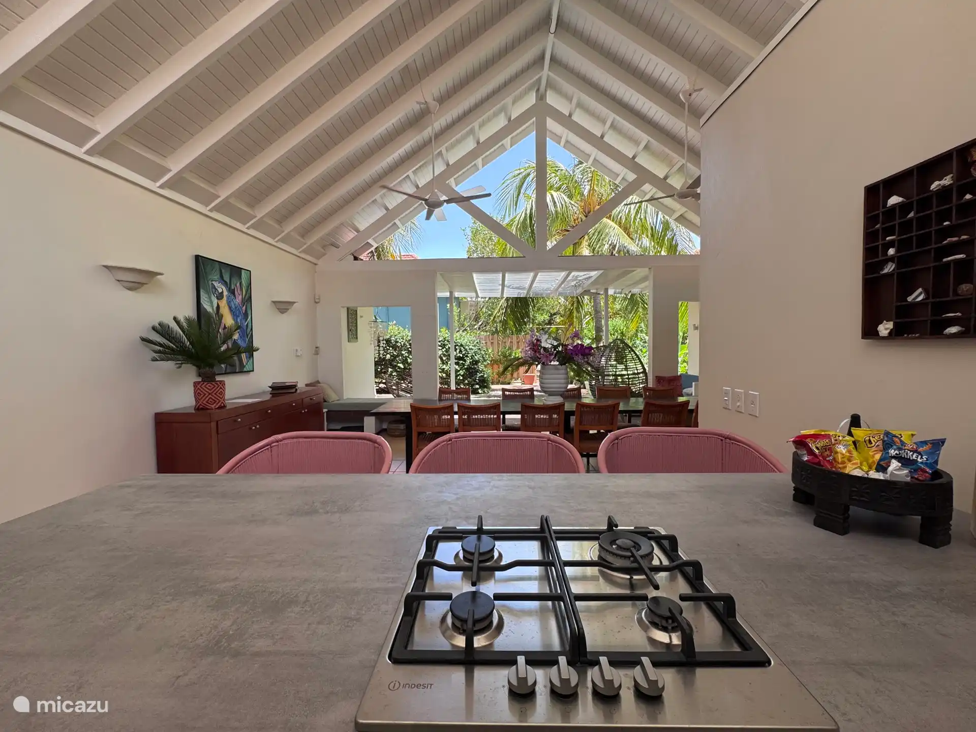 Concepto de cocina abierta; Como todo está abierto y conectado al exterior, siempre sopla una brisa.