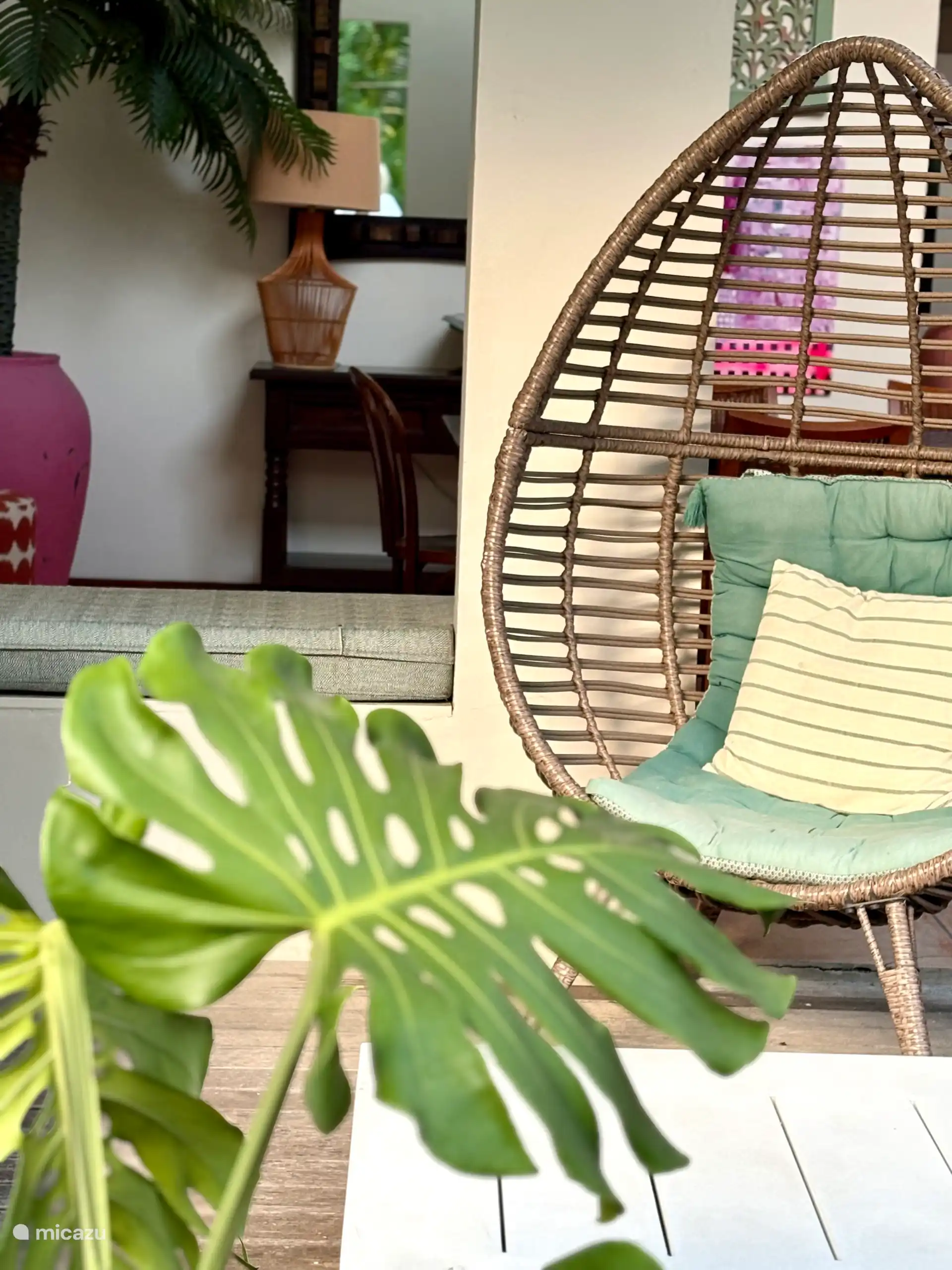 La casa cuenta con zonas de estar acogedoras y rincones por todo el espacio.