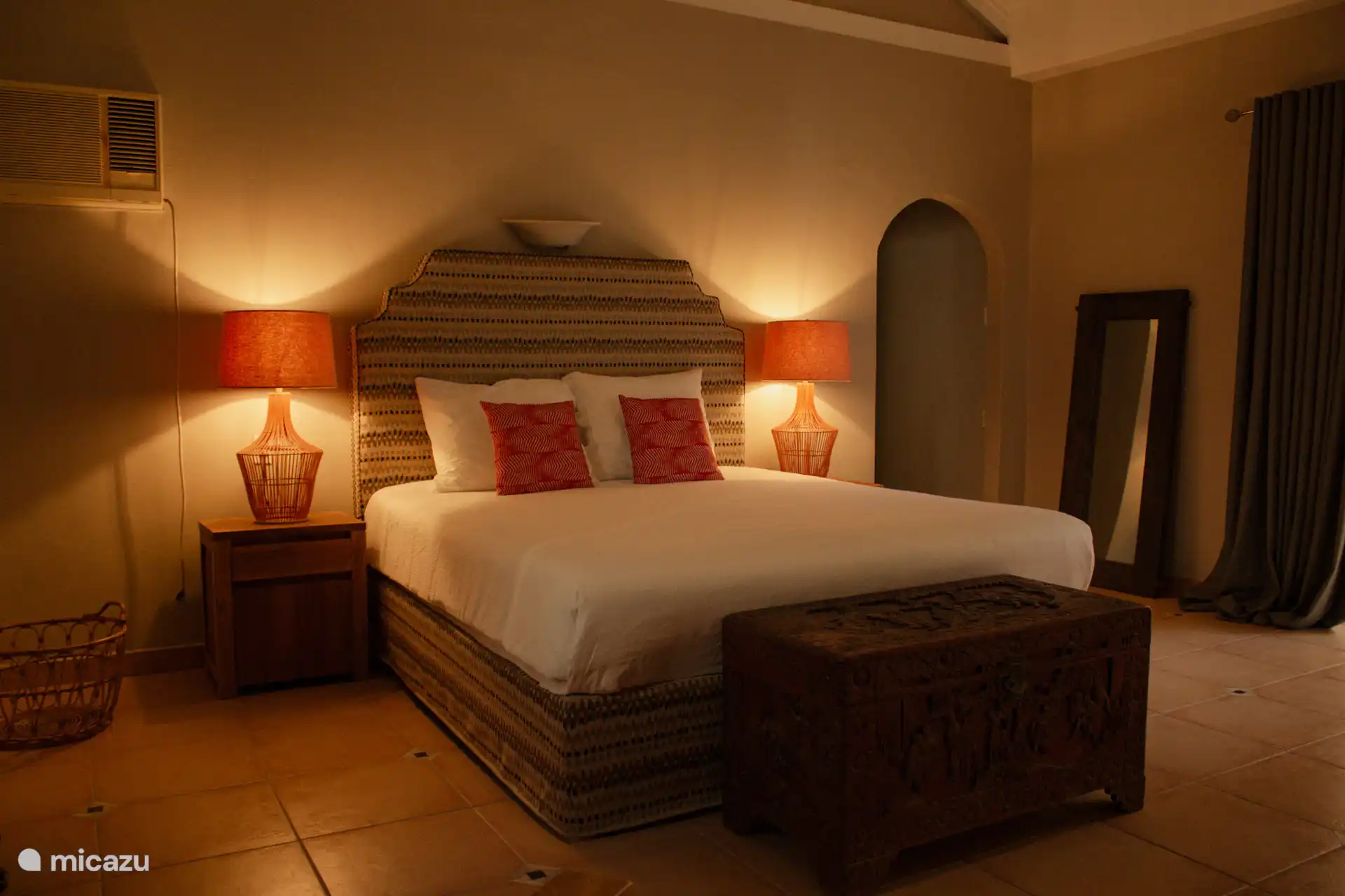 El dormitorio principal es espacioso y fresco; ¡Equipada con aire acondicionado y totalmente equipada!