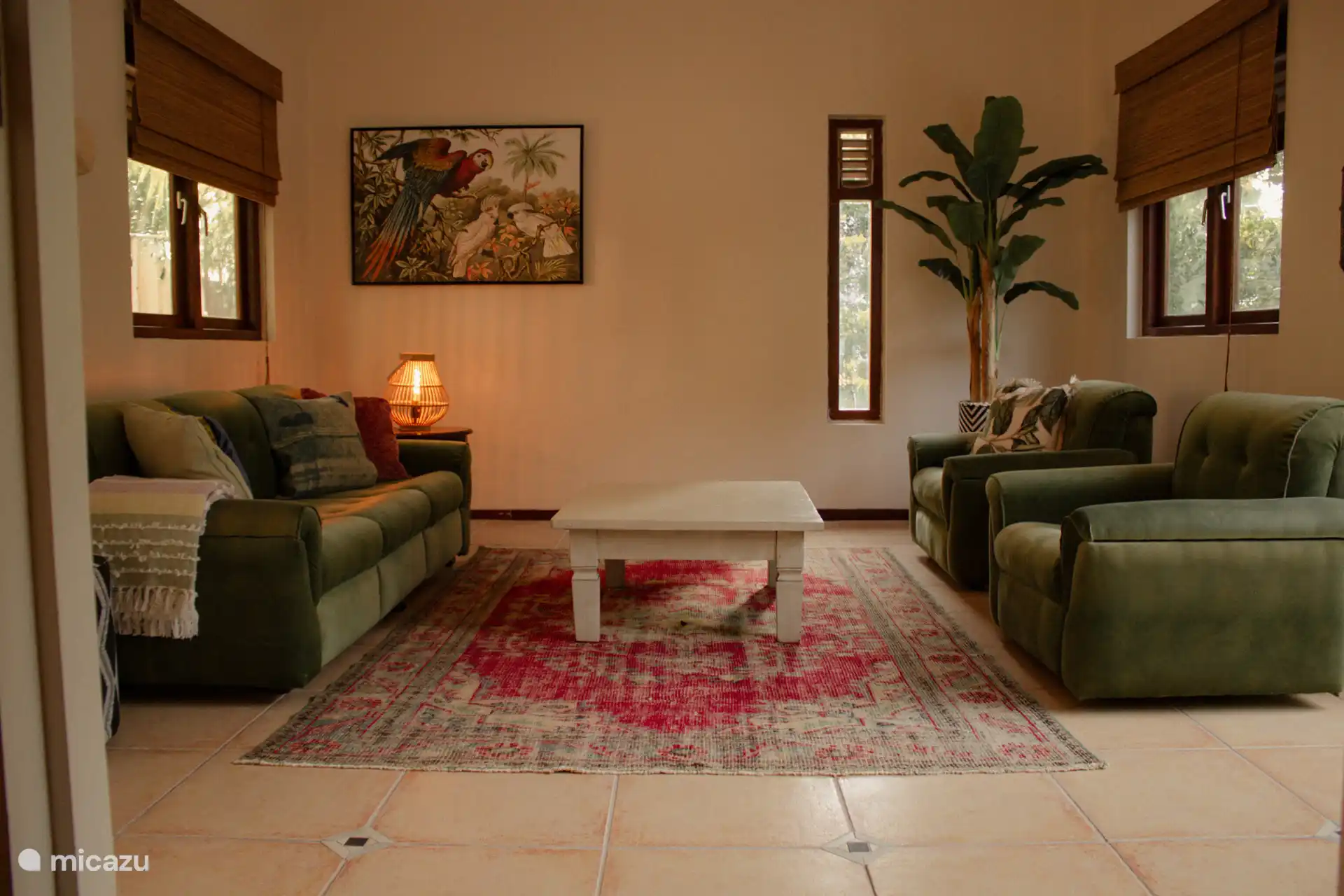 El salón tiene puertas de patio de madera que dan a la zona de la piscina.