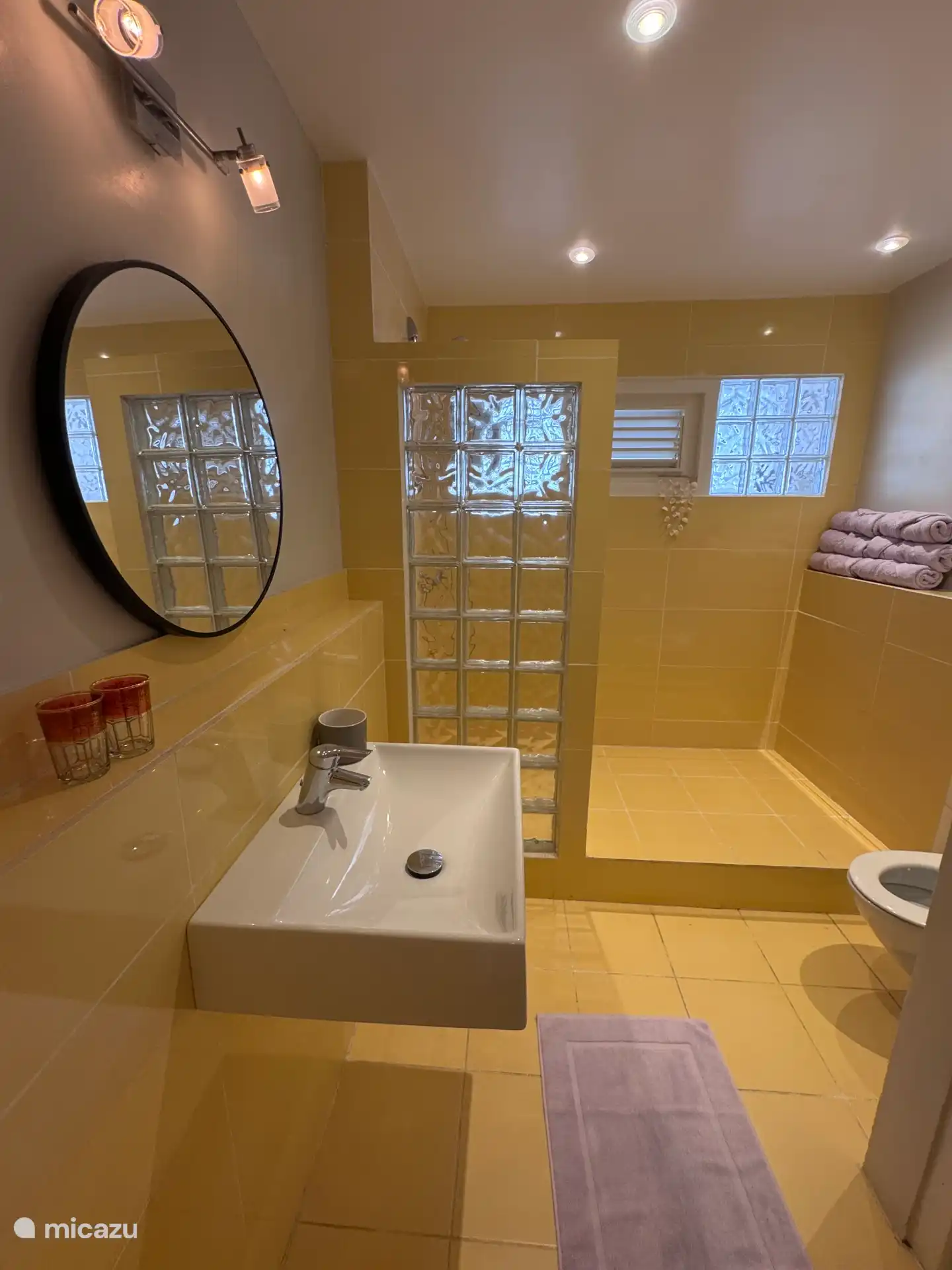 El primer baño, con un maravilloso ambiente ochentero, completamente de diseño retro. Esto está junto a los dormitorios.