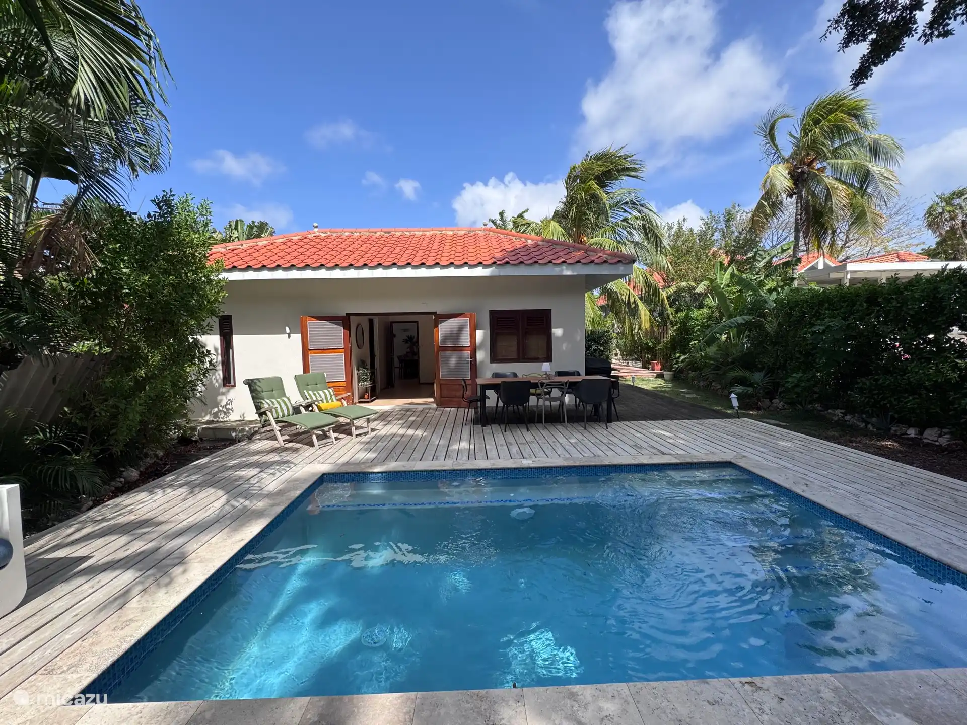 Piscina con terraza para el sol y gran barbacoa, para interminables noches de verano. 