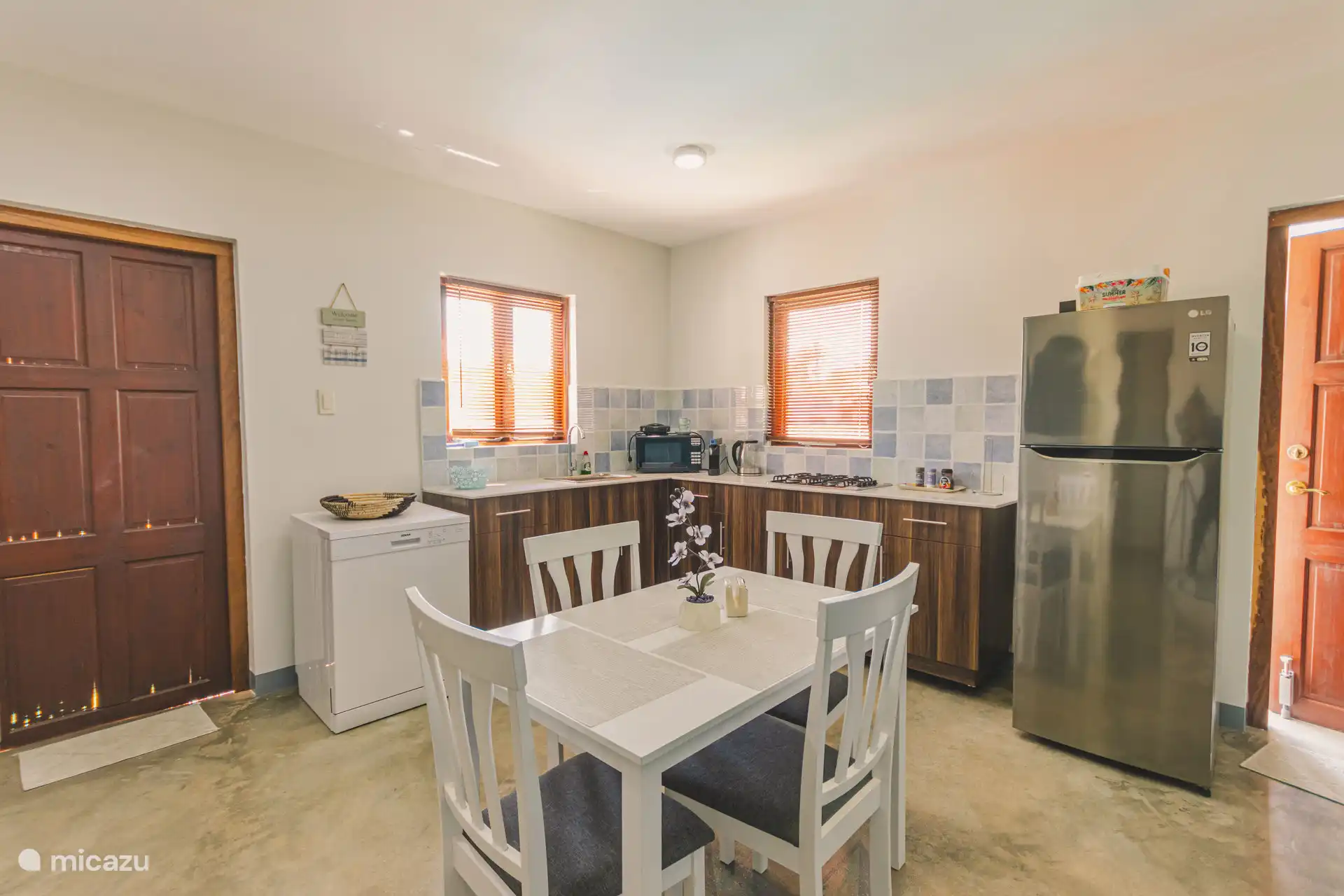 Kitchen unit with dishwasher and fridge-freezer