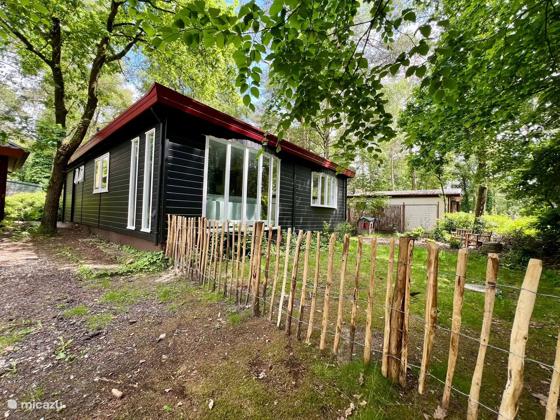 Außenansicht mit eingezäuntem Garten