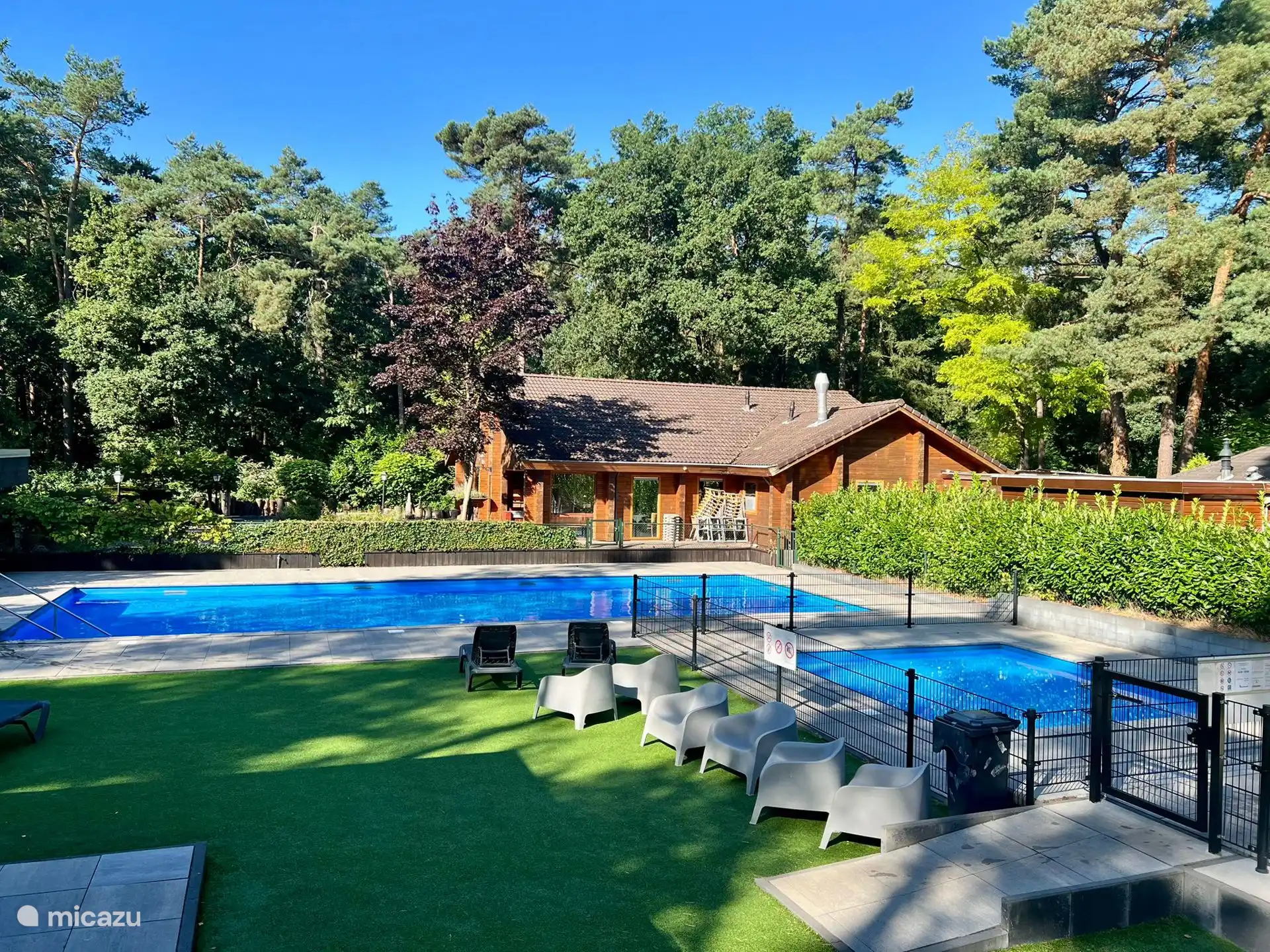 Schwimmbad (geöffnet von Mai bis Mitte September)