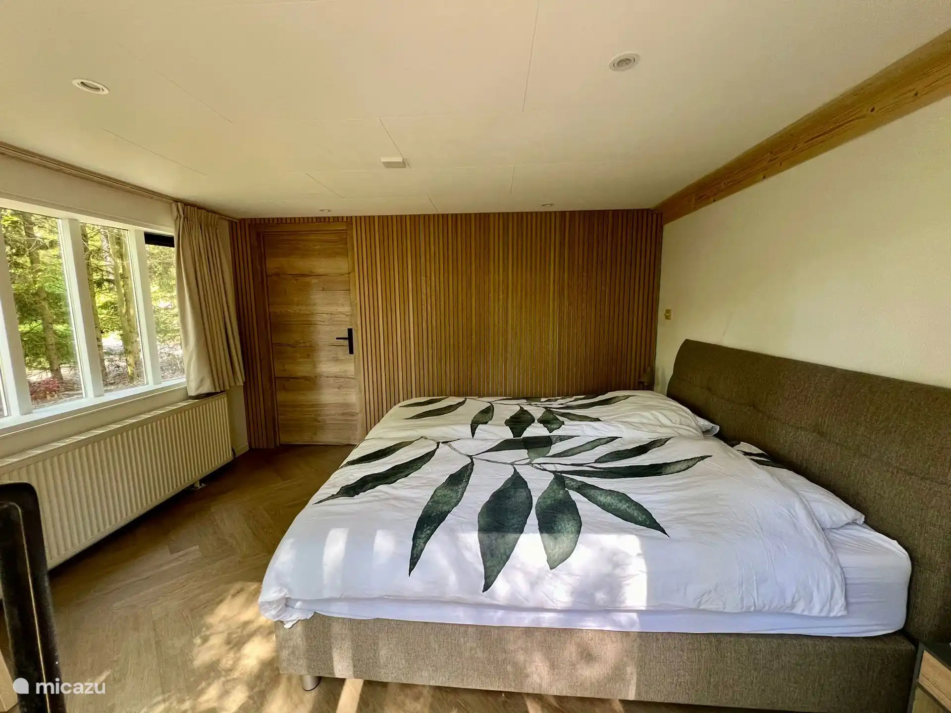 Schlafzimmer mit Doppelbett