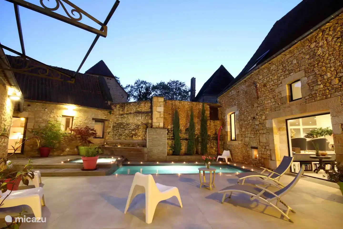 Al aire libre por la noche