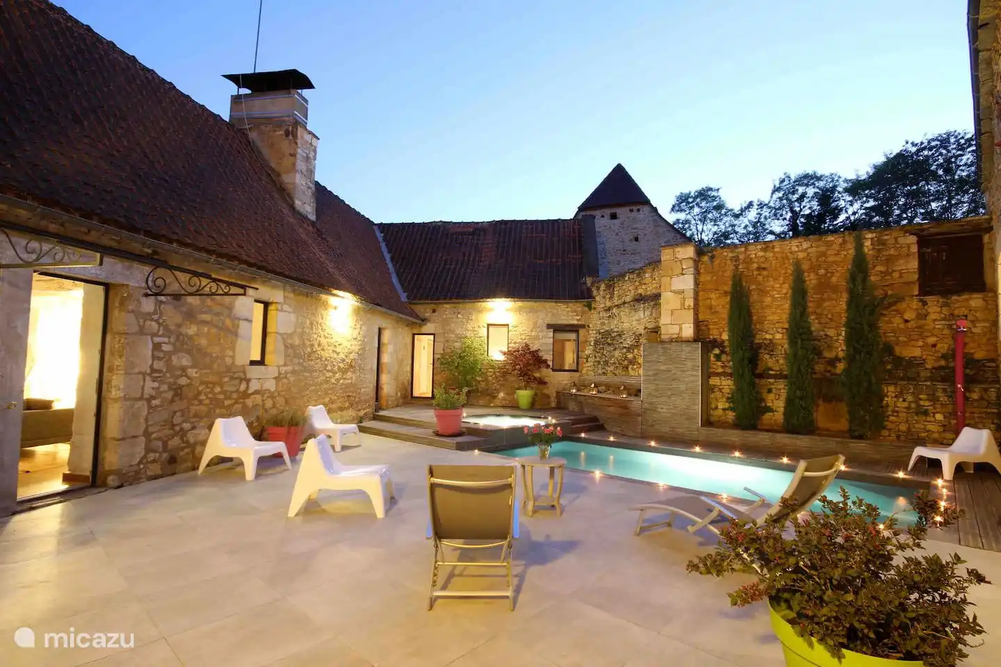 Fuera. Contracorriente de la piscina, jacuzzi.