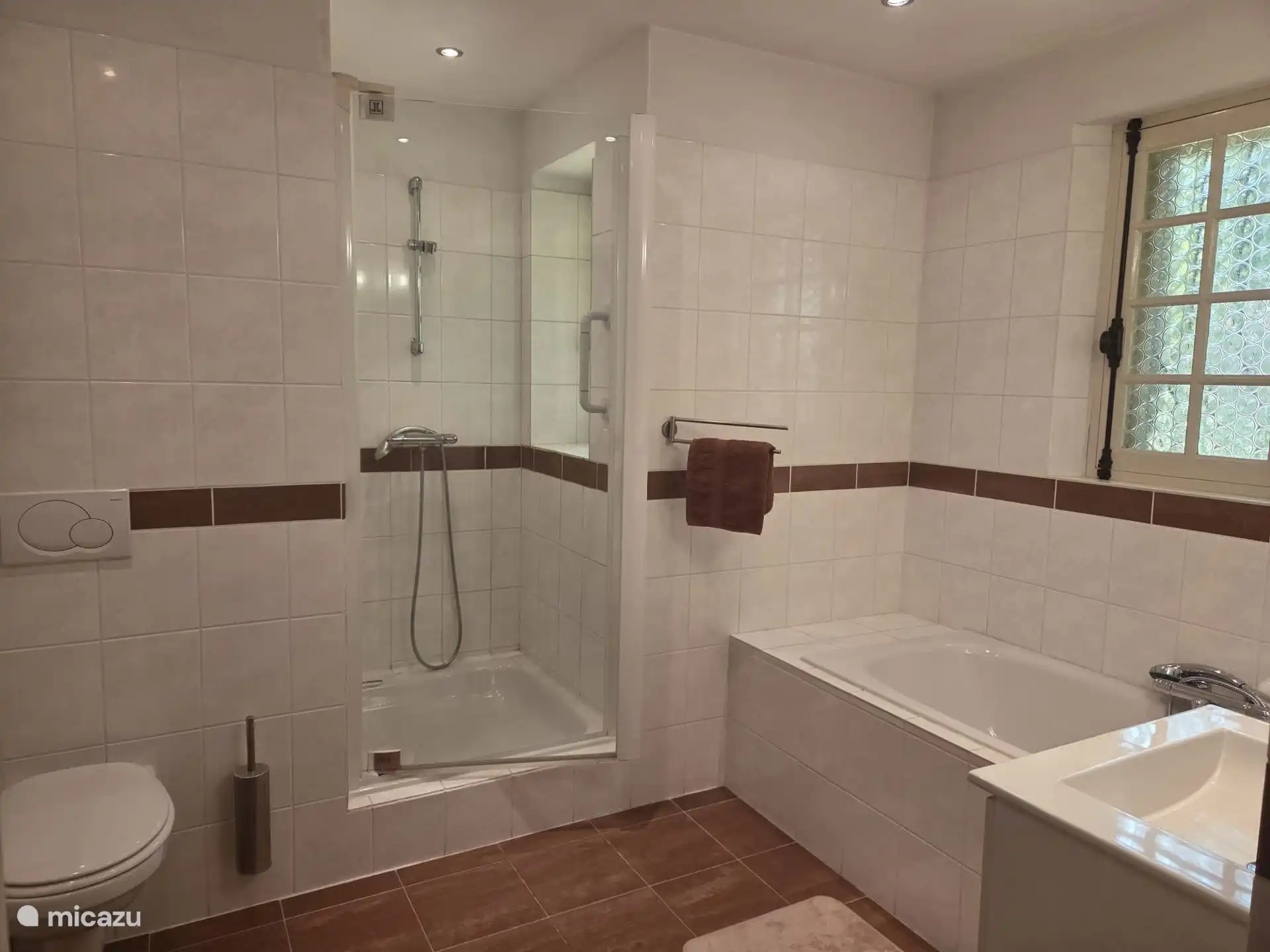 Salle de bain au rez-de-chaussée