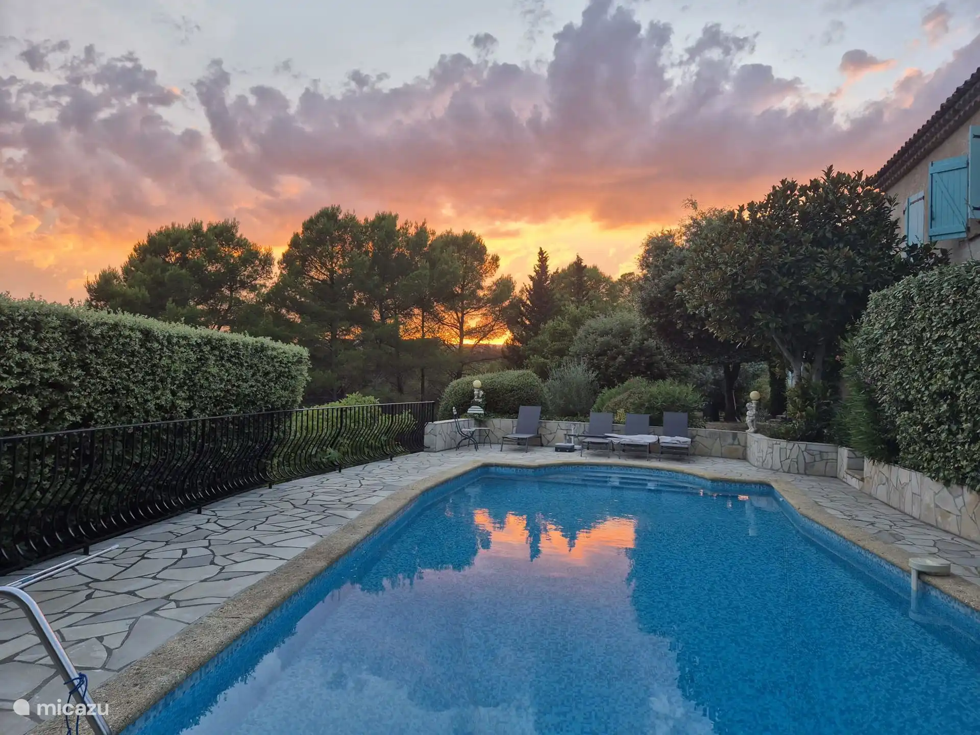 Piscine au crépuscule