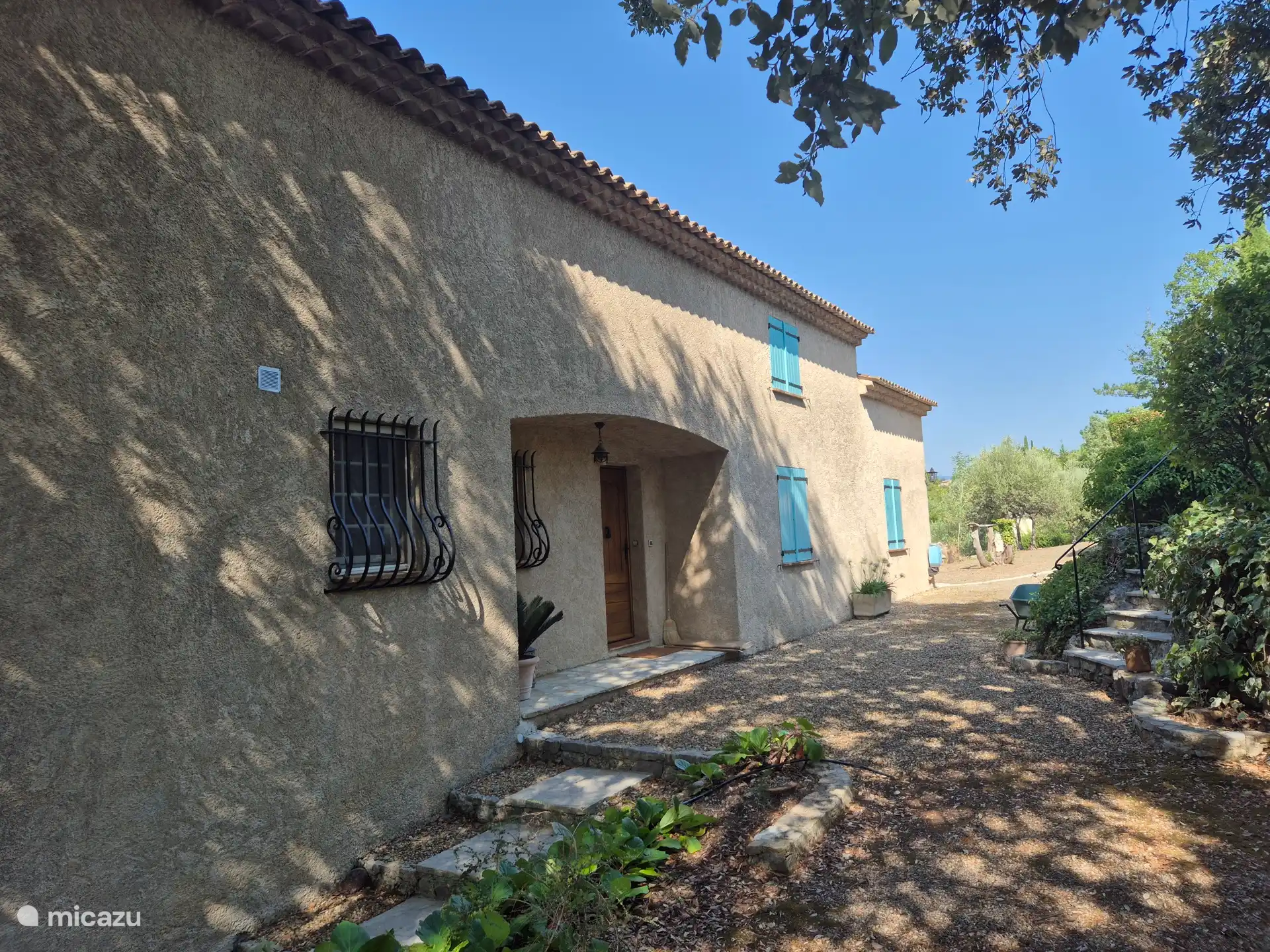 Jardin avant avec porte d’entrée