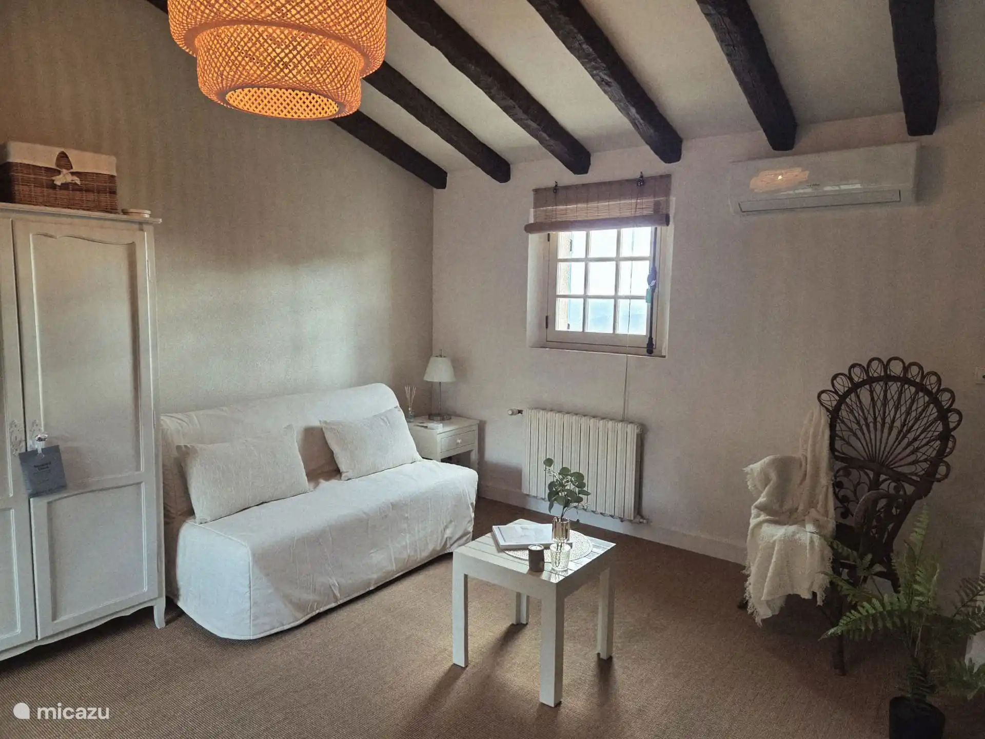 Vide op 1e etage met slaapbank