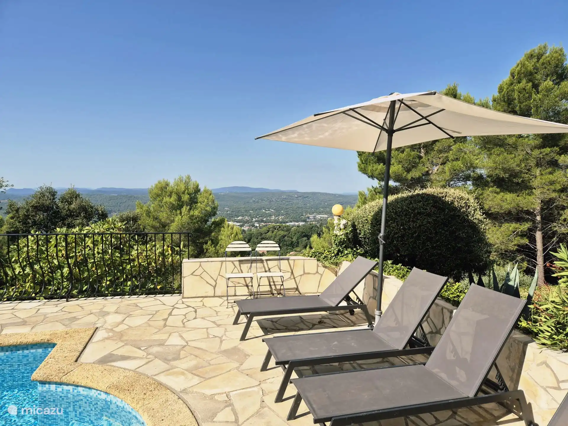 Terrasse autour de la piscine