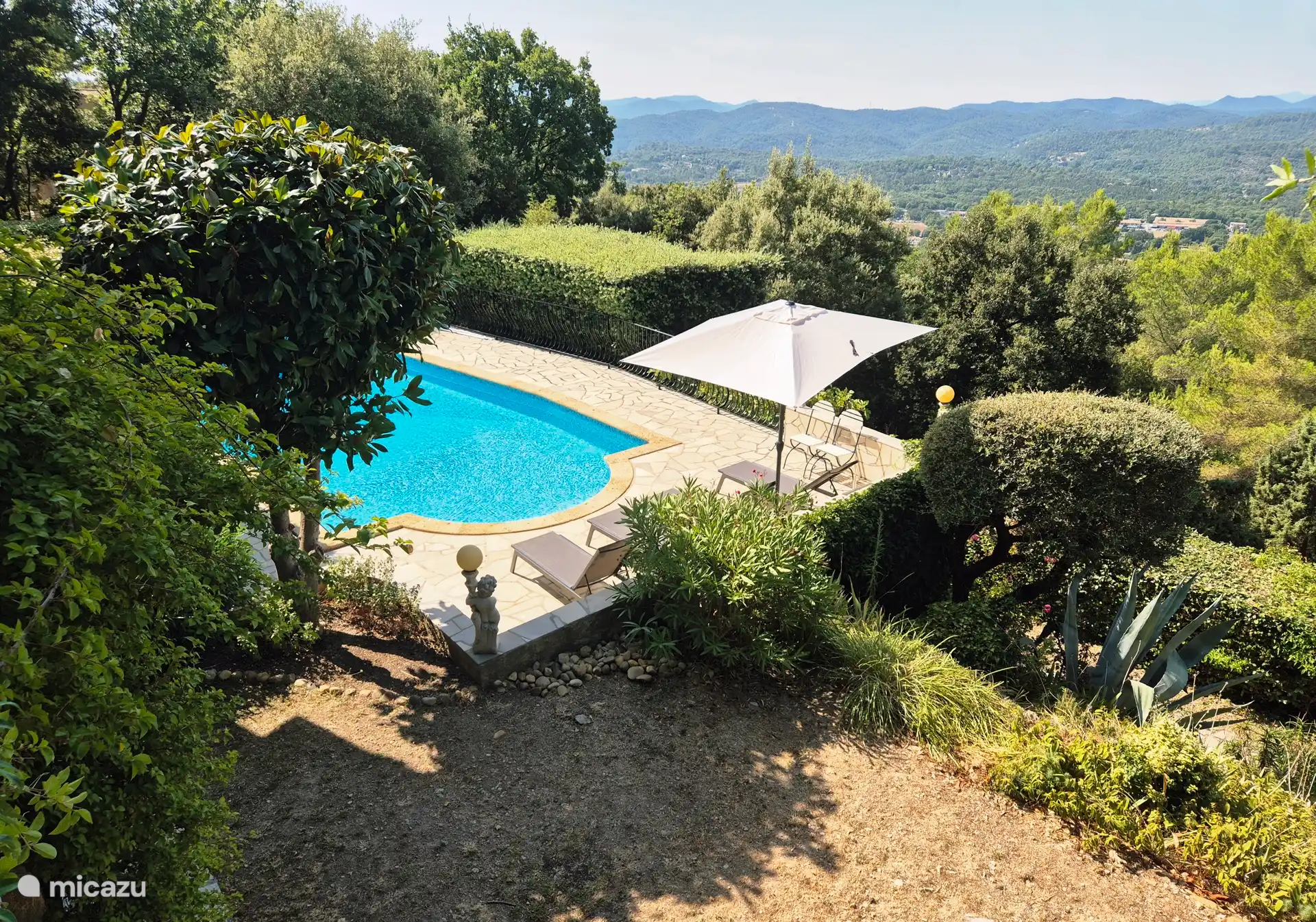 Piscine vue depuis la terrasse du balcon