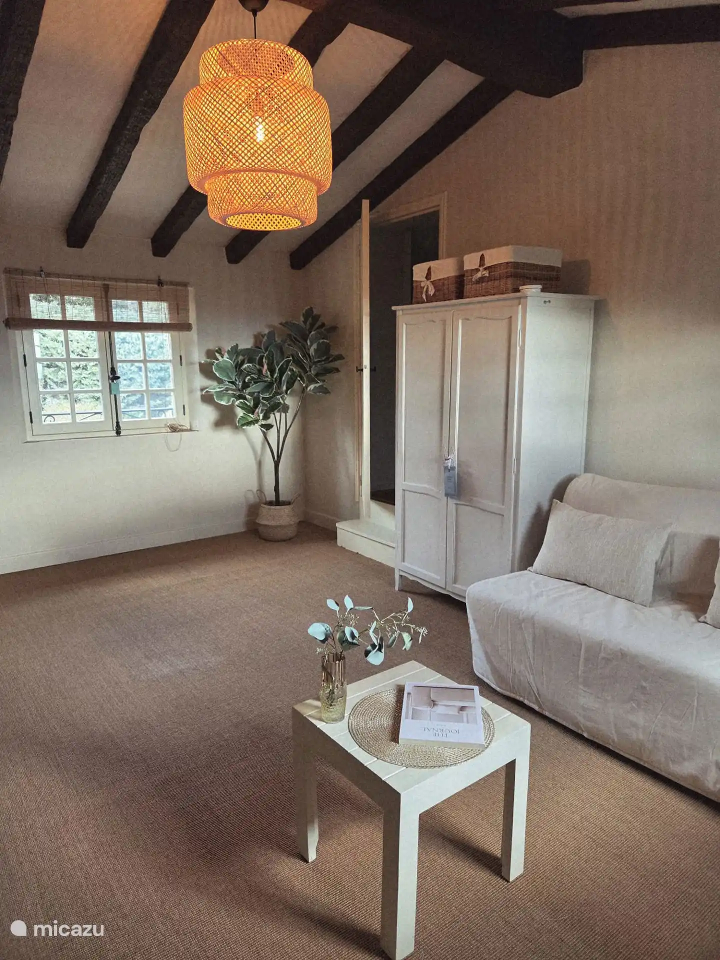 vide op 1e etage met deur naar twee slaapkamers en badkamer