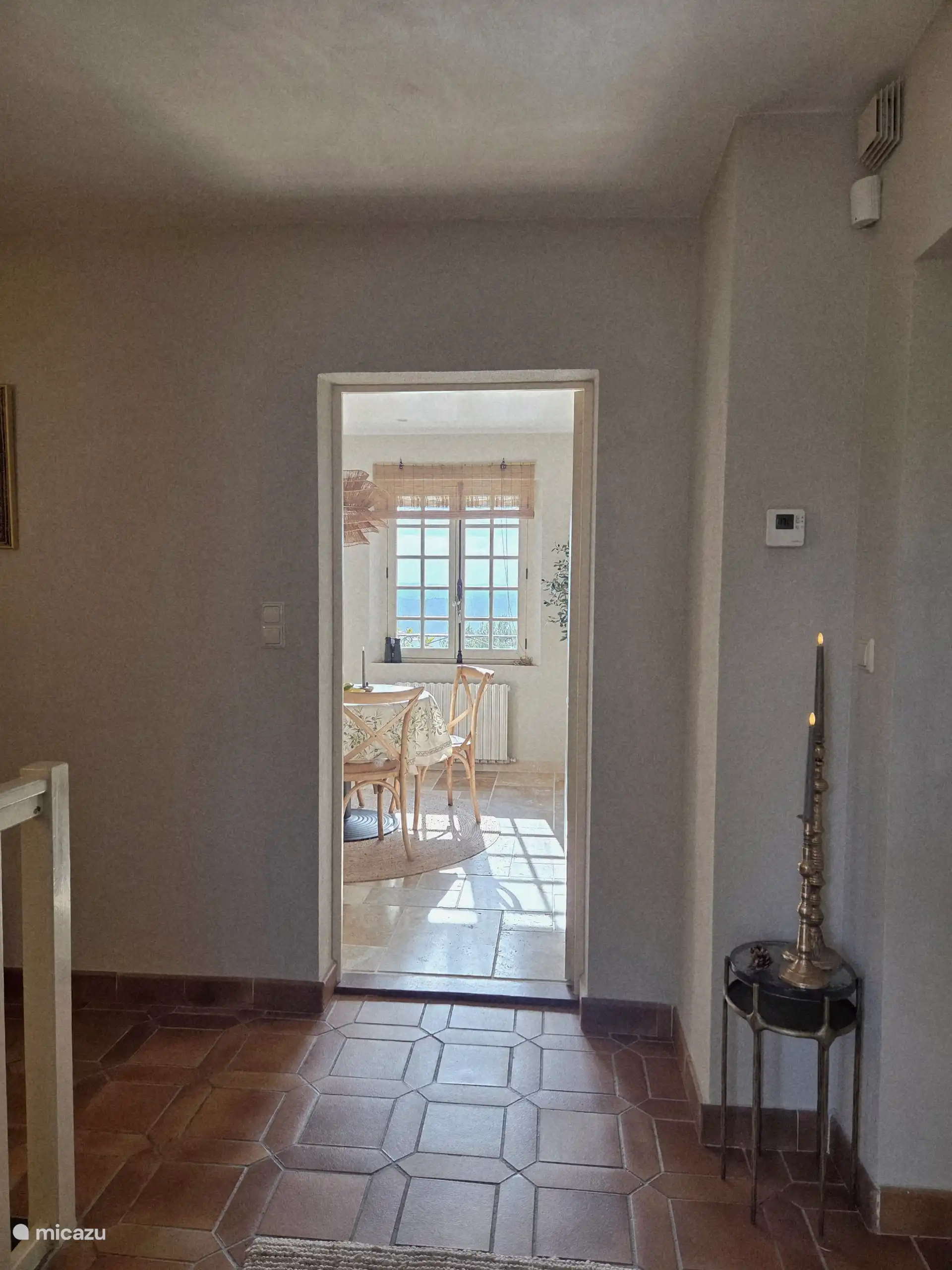 hal met deur naar keuken