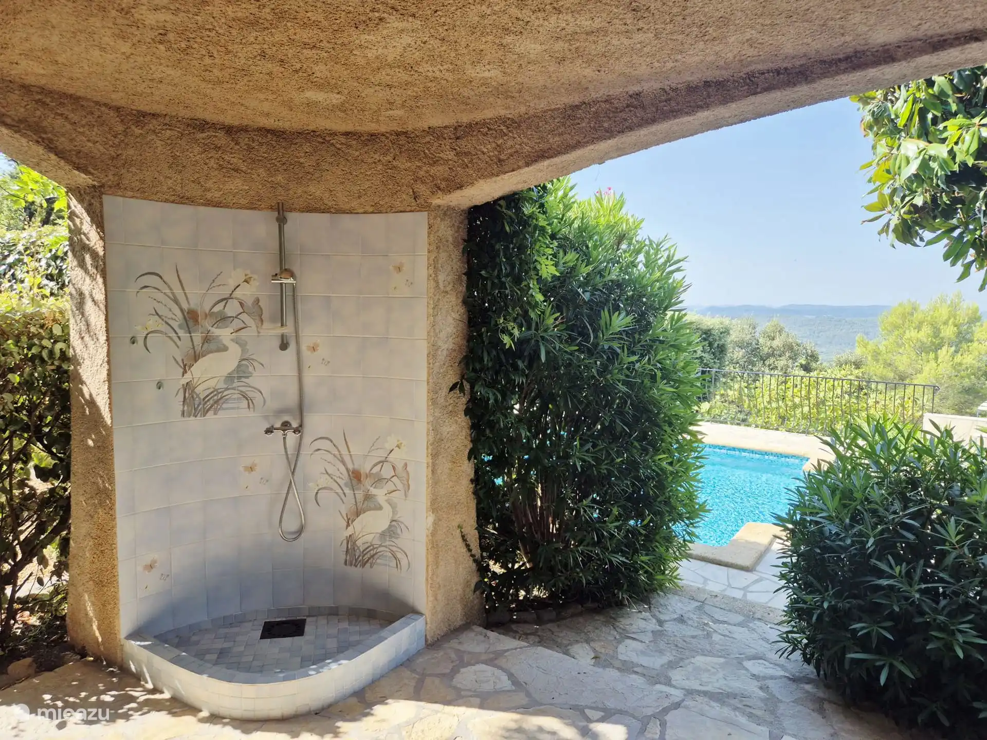 Douche extérieure sous la verrière