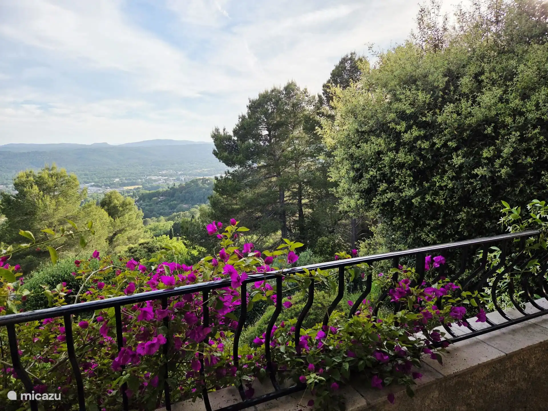 Vue de la vallée avec le jasmin et la bougainvillier en fleurs