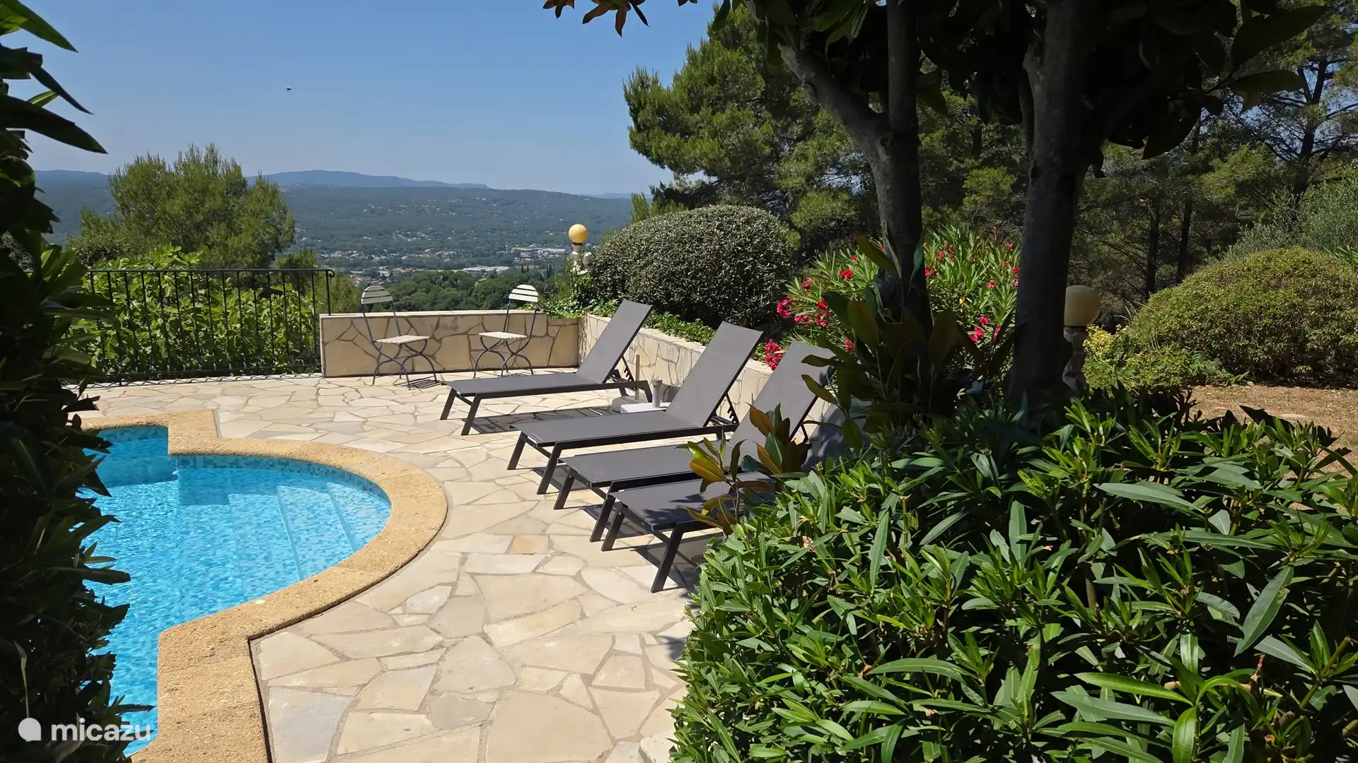 Terrasse près de la piscine avec vue sur la vallée
