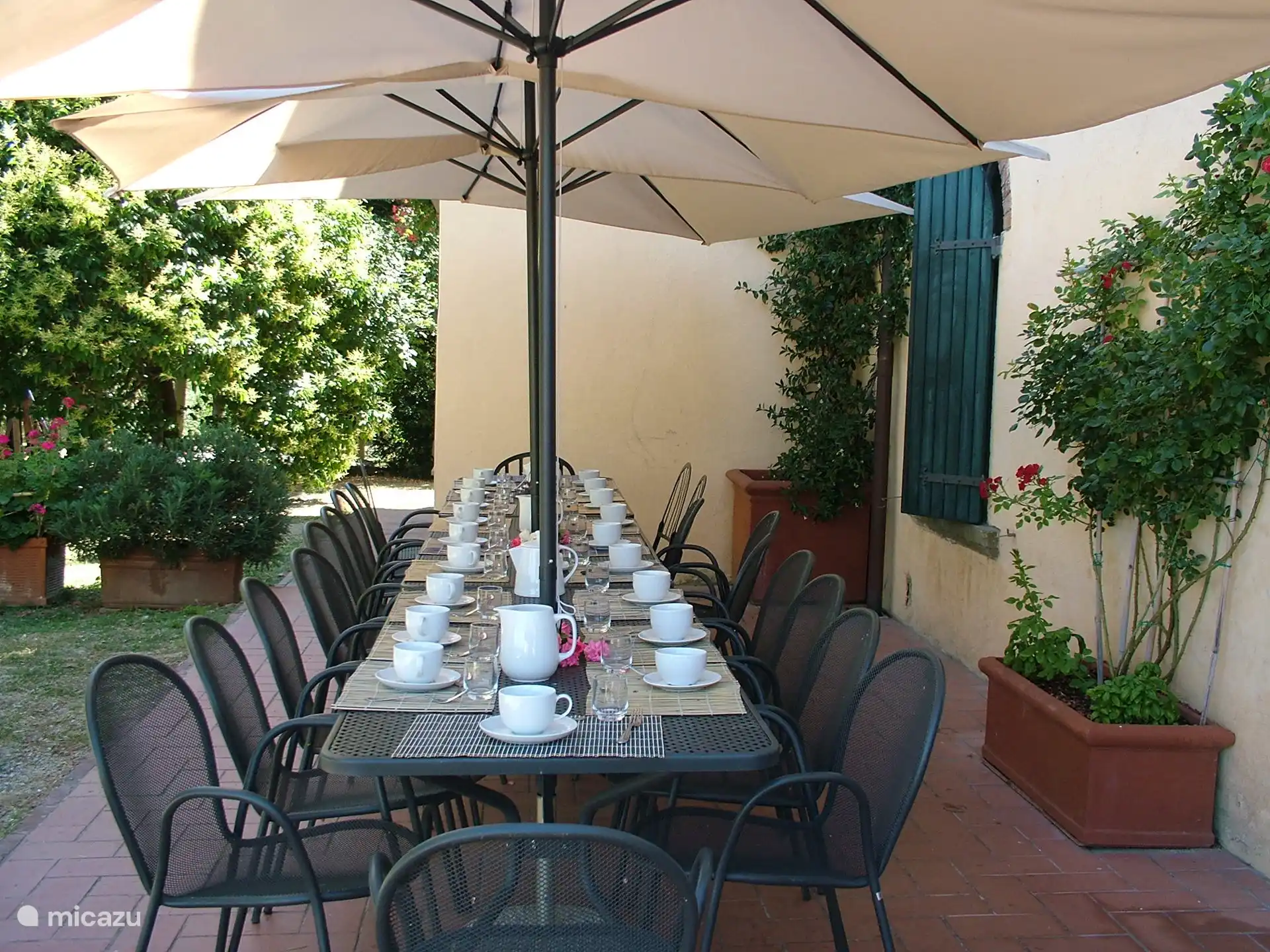 Eetgedeelte buiten bij Casale Chiana