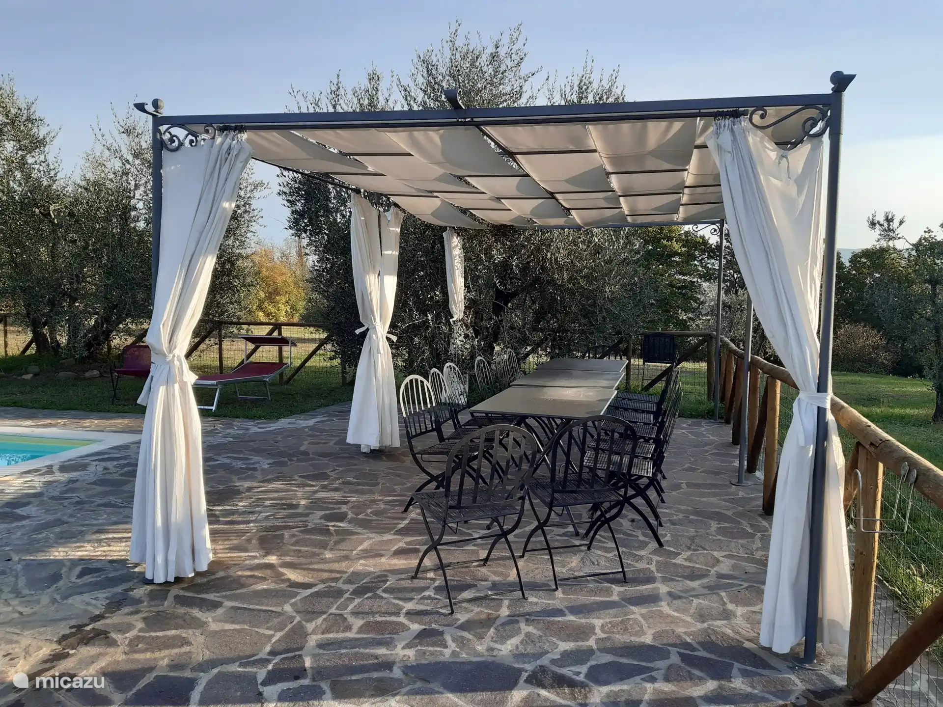 Eetgedeelte bij het zwembad