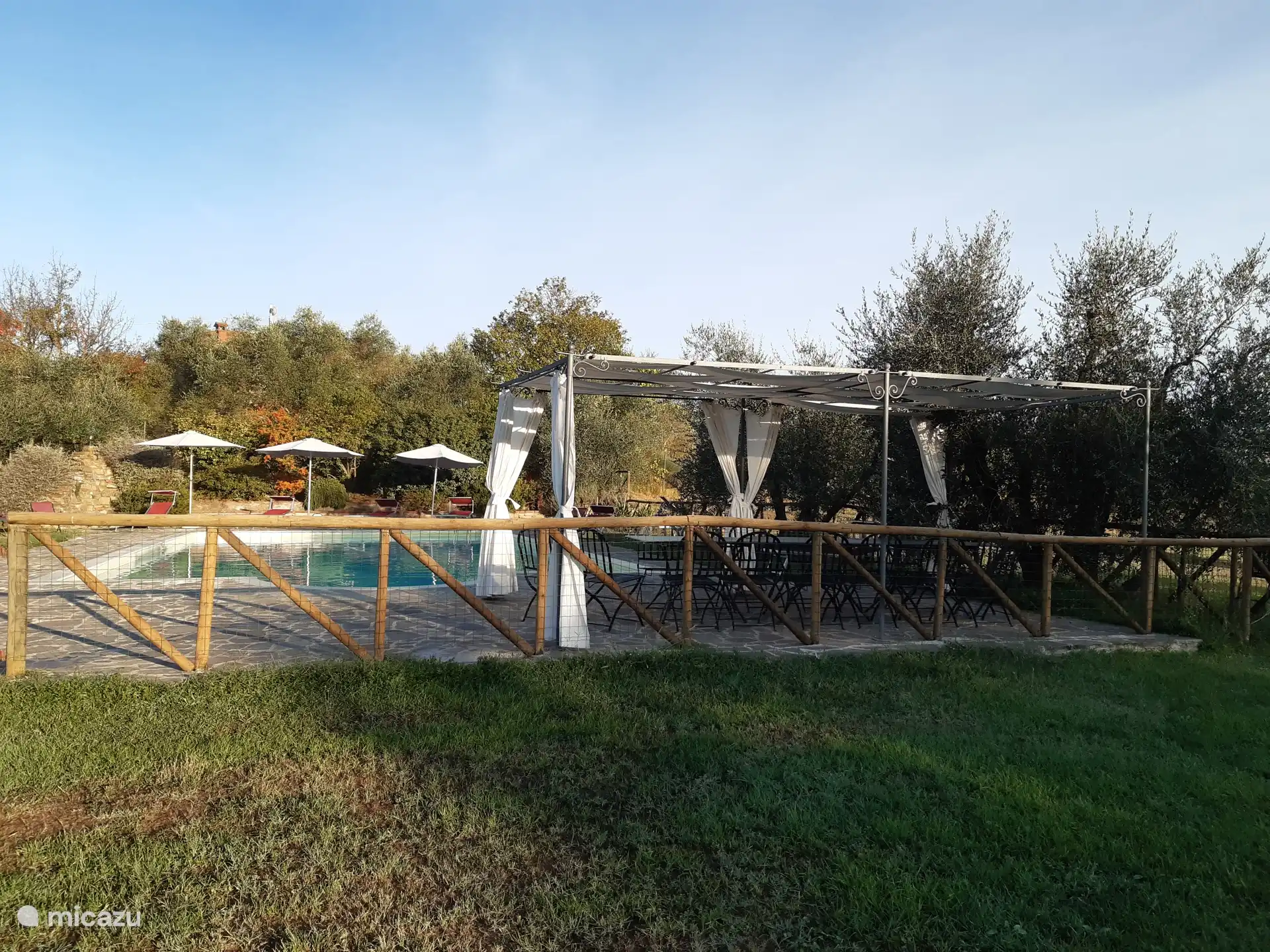 Eetgedeelte bij het zwembad