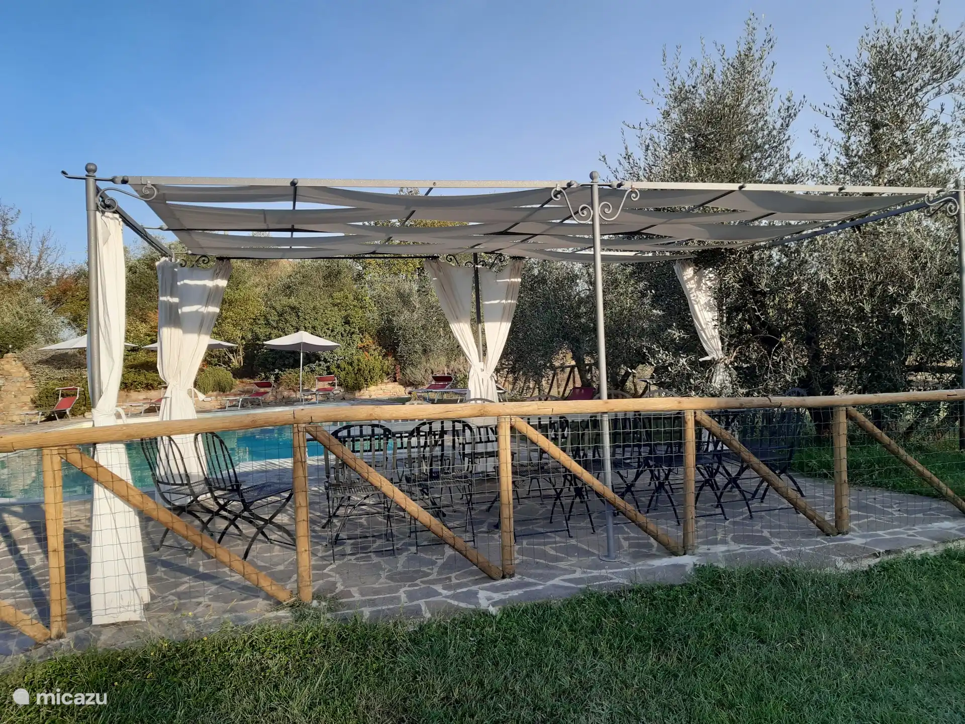 Eetgedeelte bij het zwembad