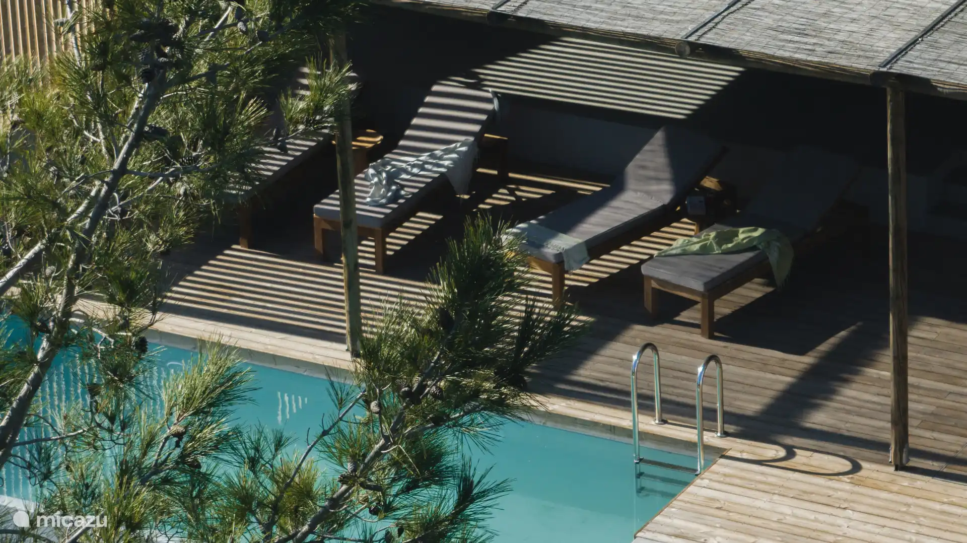 Ligbedden en zwembad