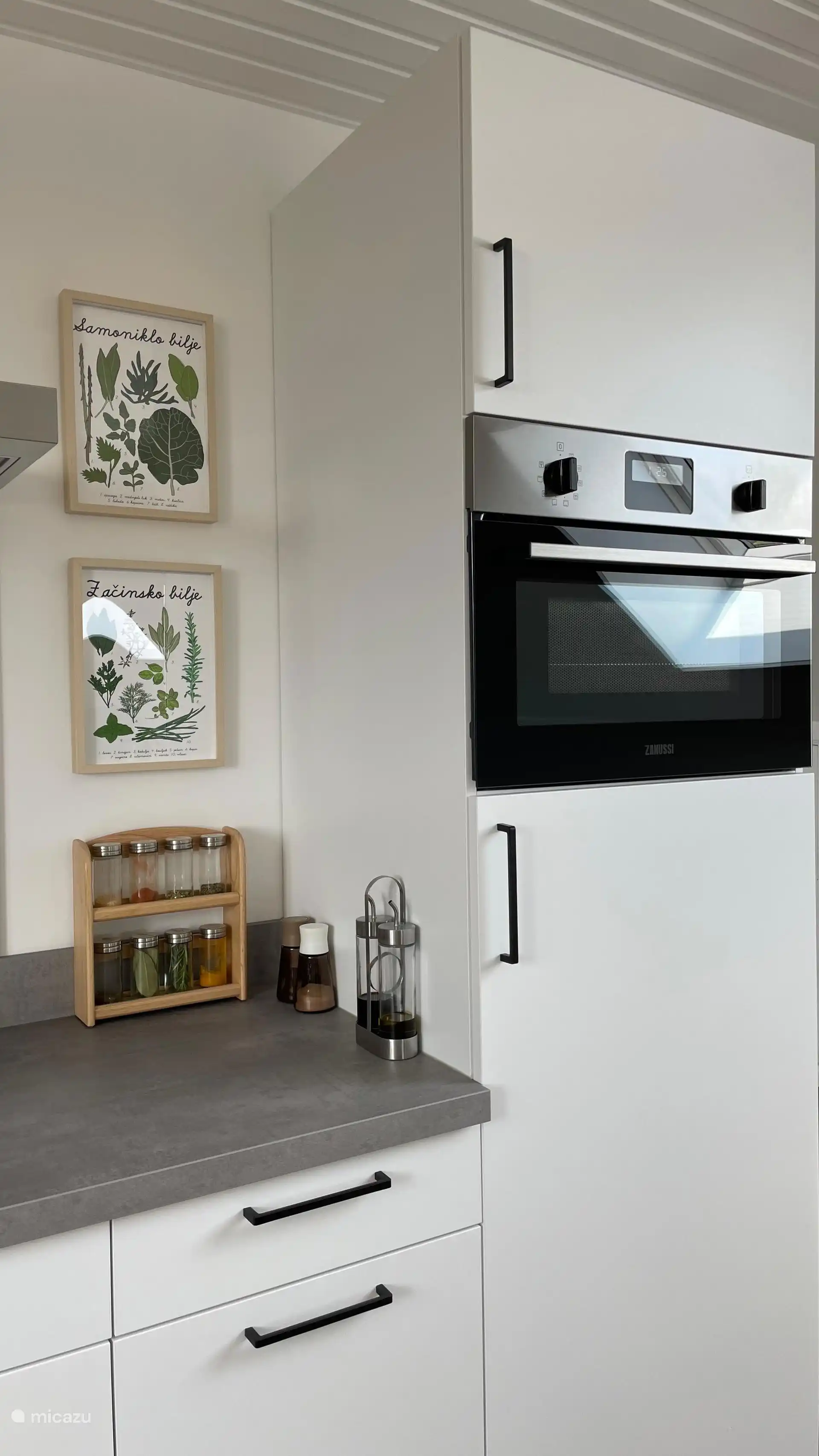 Standaard aanwezig: kruiden, peper, zout, olie, balsamico azijn, bakpapier, vaatwastabletten, keukenpapier.