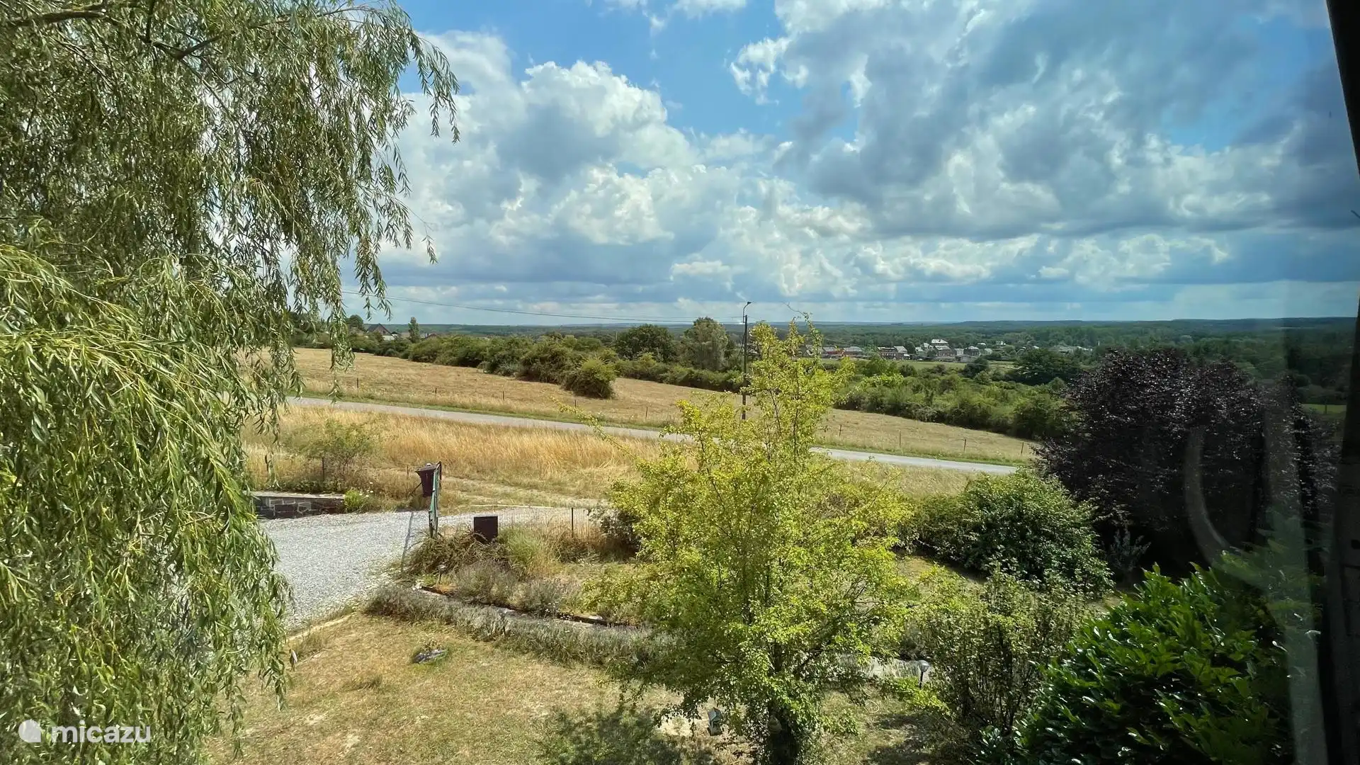 De straat en oprijlaan